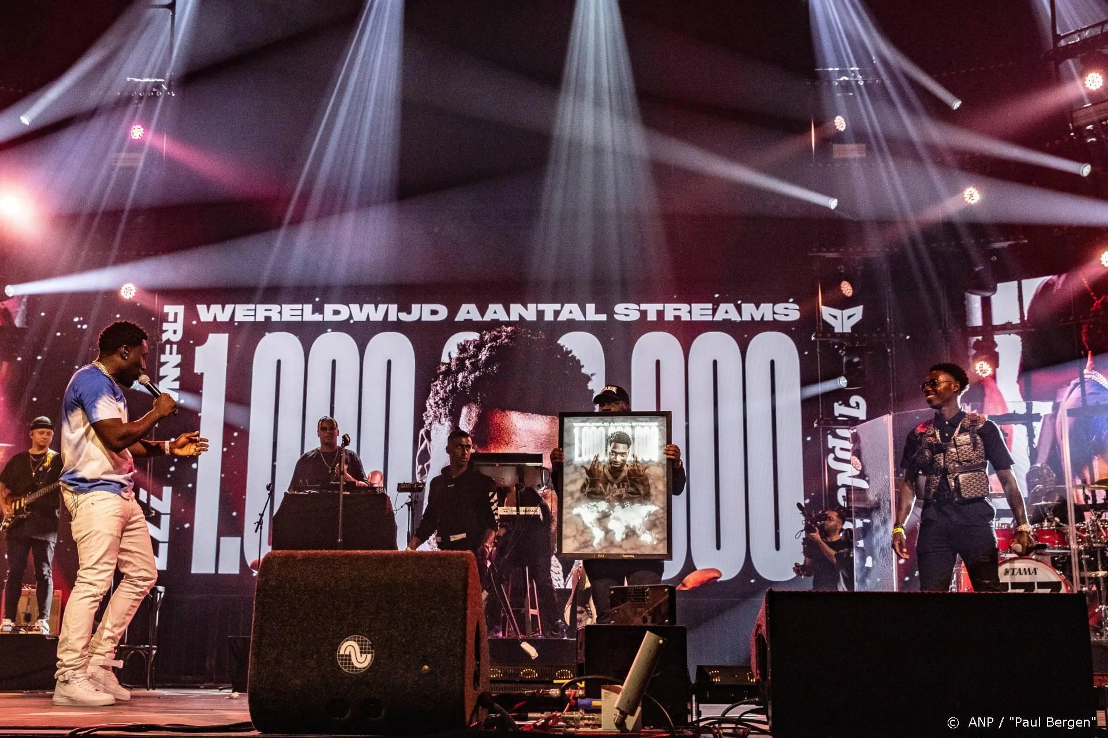 Frenna krijgt award voor 1 miljard streams wereldwijd