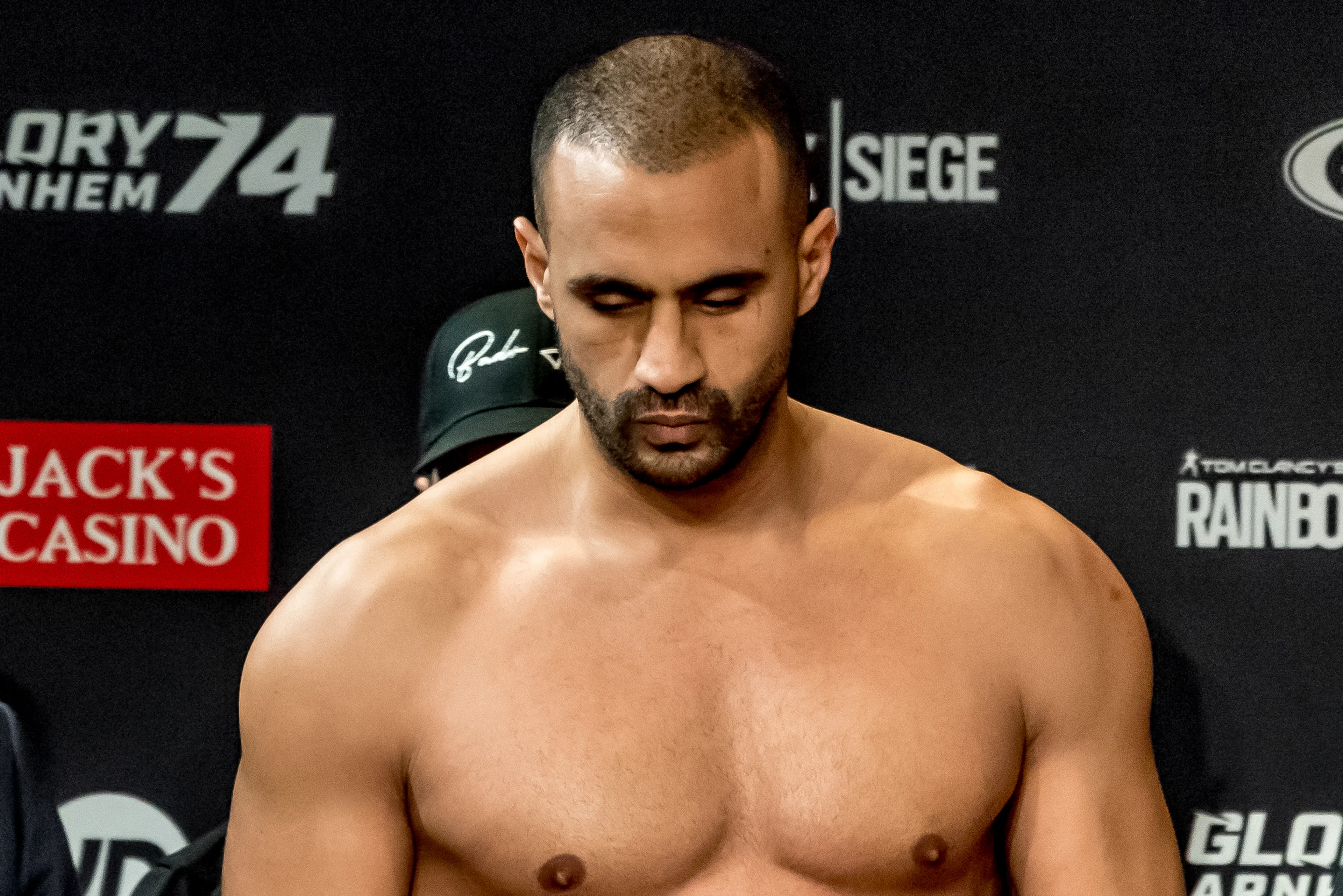 Badr Hari deelt flinke duw uit tijdens staredown