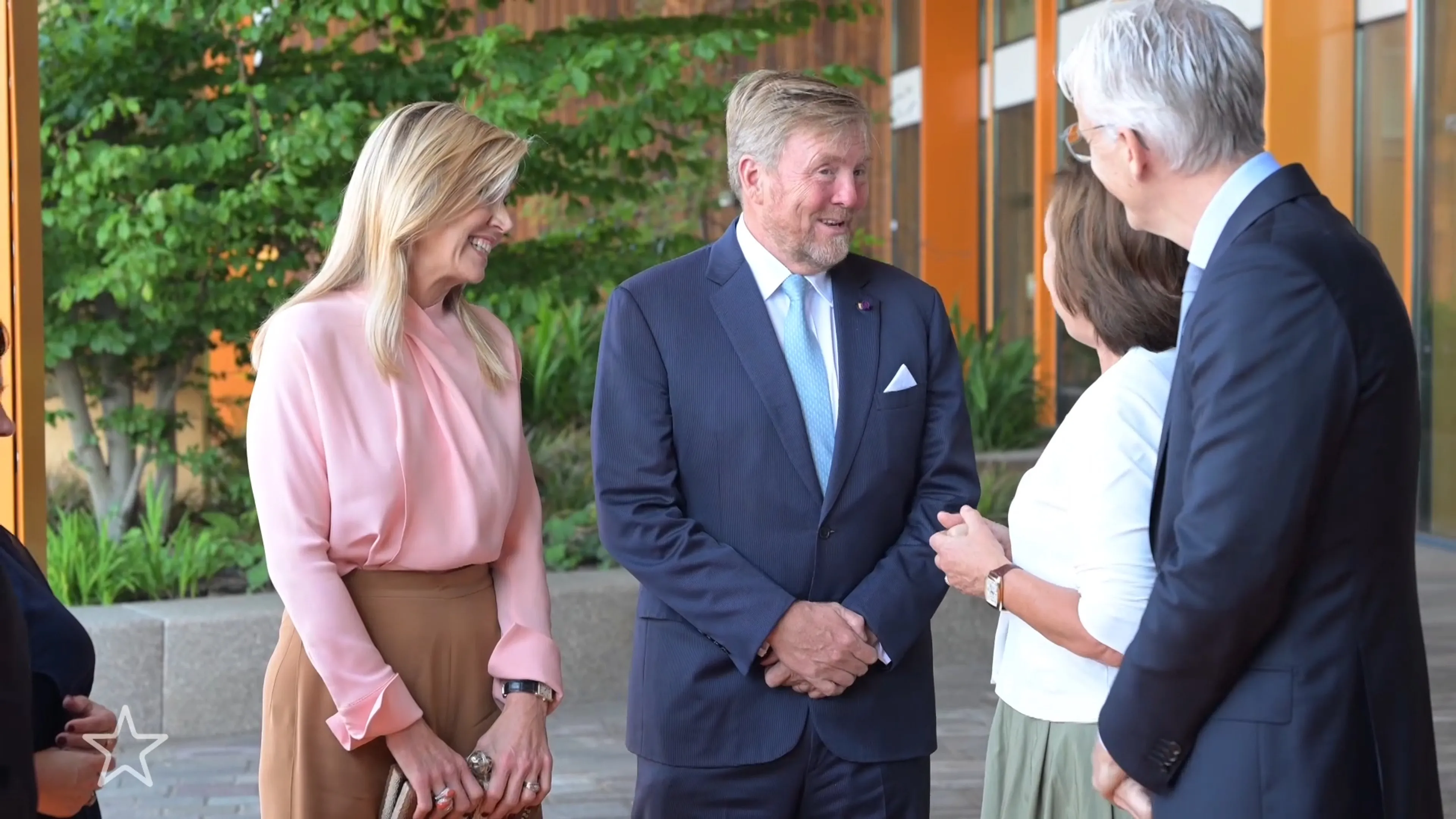 Willem-Alexander doet Snollebollekes na tijdens fotomoment