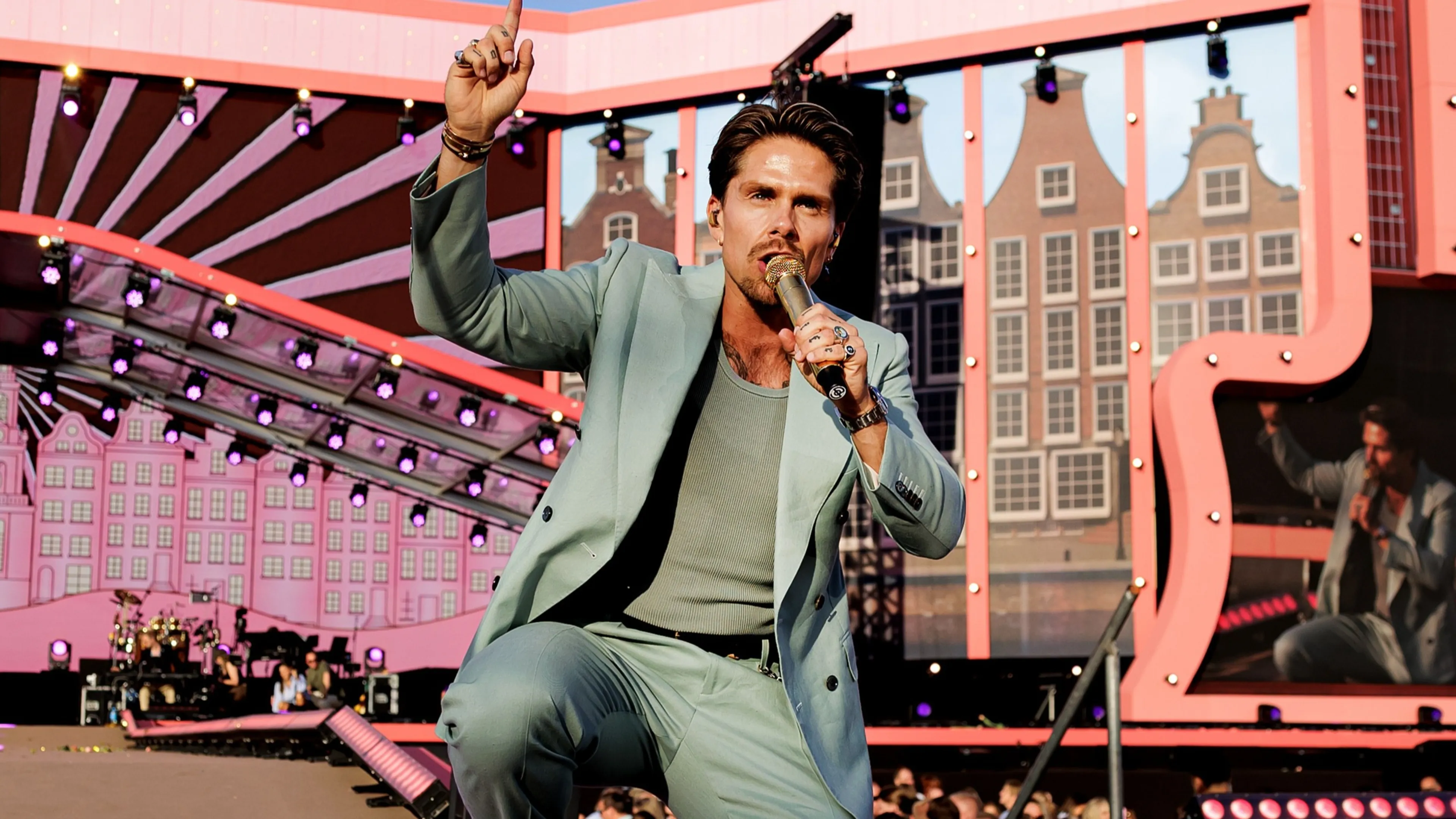 André Hazes wordt regelmatig 'in zijn lul geknepen' door fans tijdens optredens