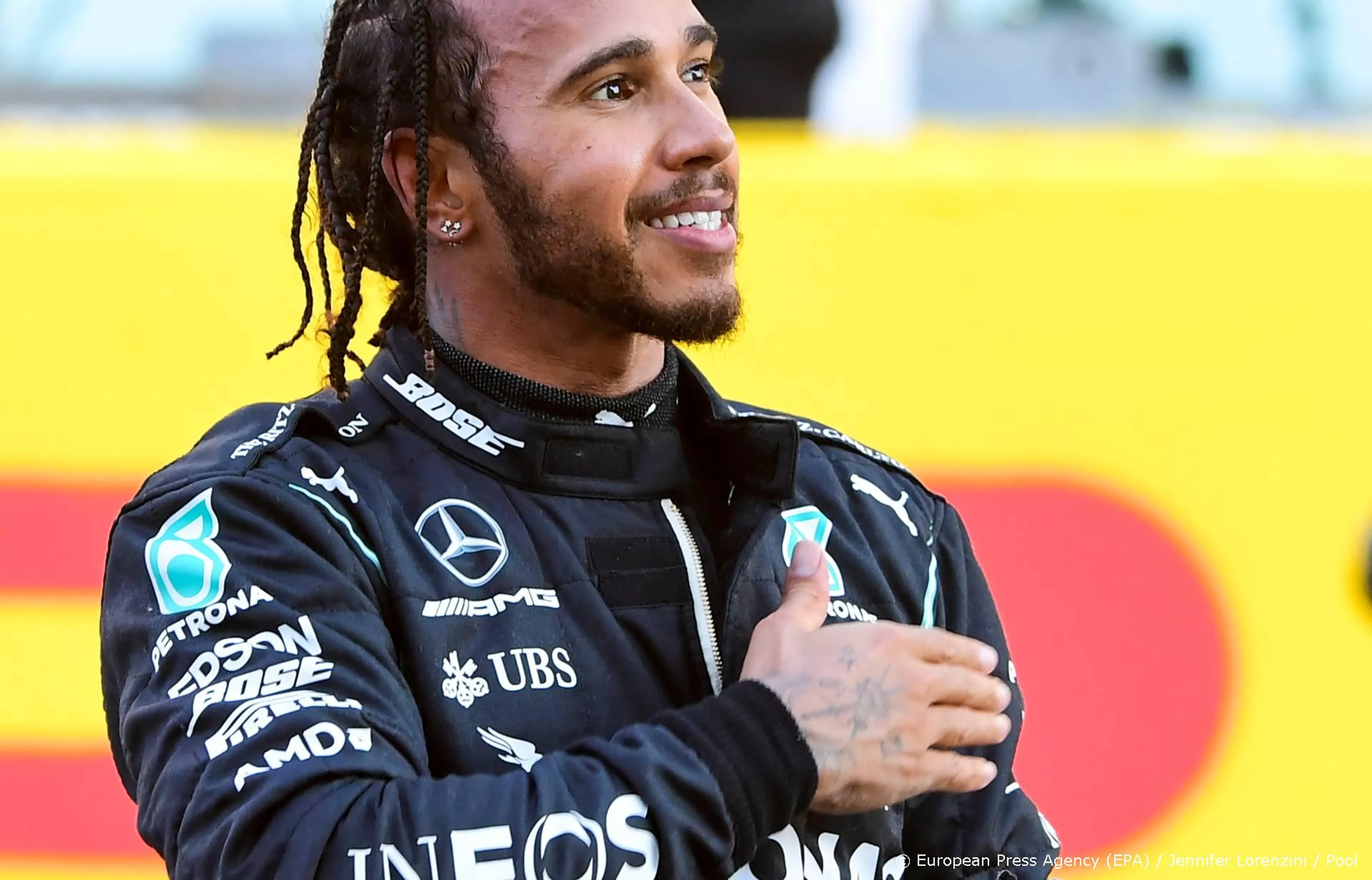 Koningin Elizabeth eert Formule 1-kampioen Lewis Hamilton