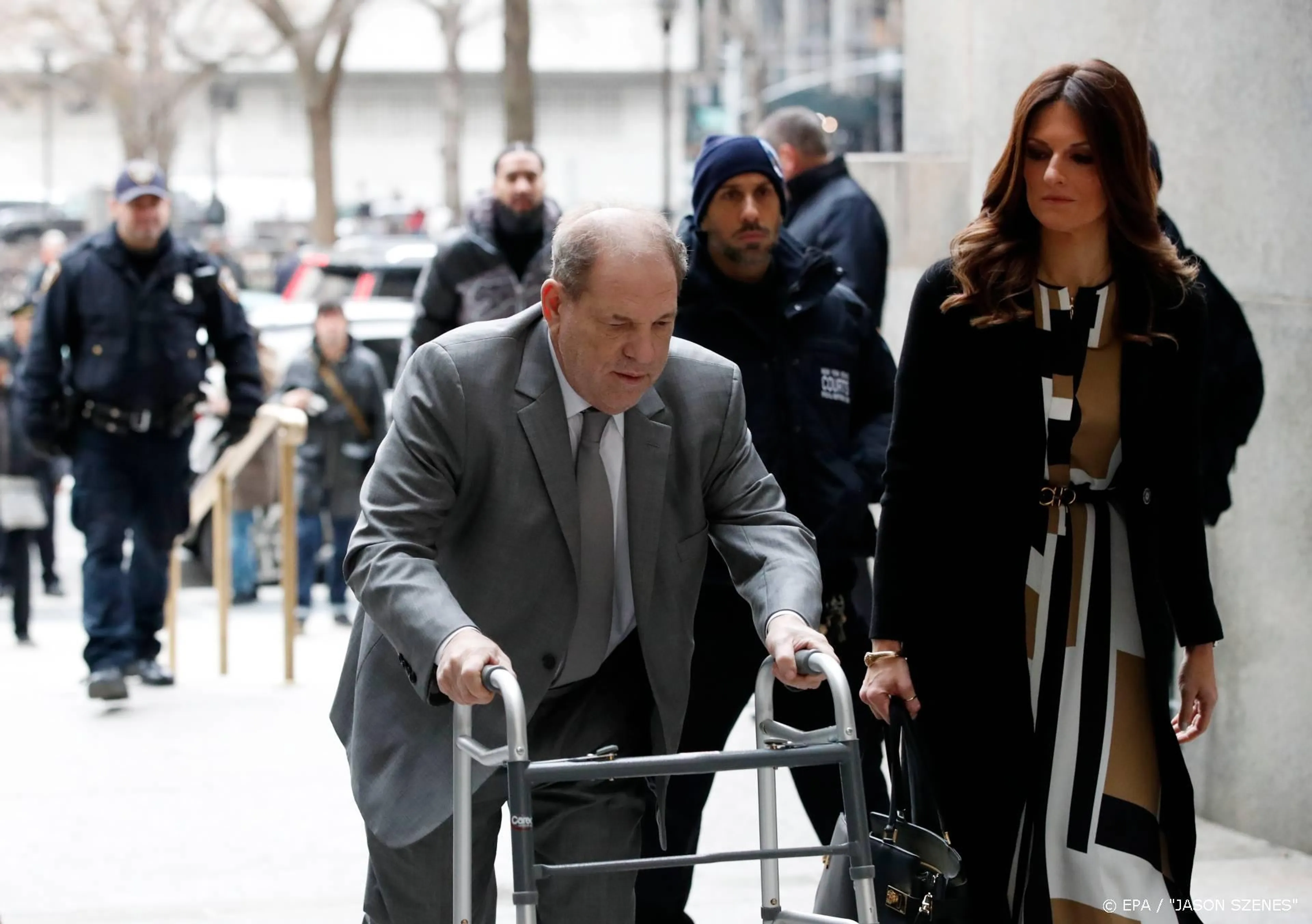 Rechter dreigt Weinstein in cel te zetten wegens gebruik telefoon