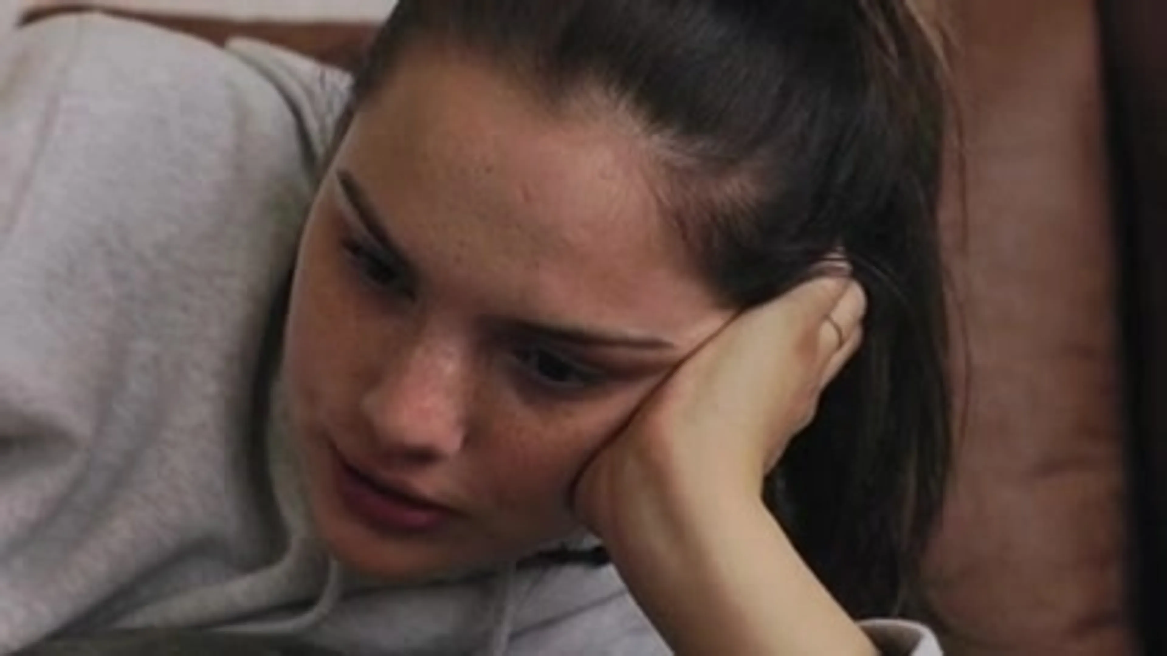 Famke Louise 'met billen bloot ' in intieme docu