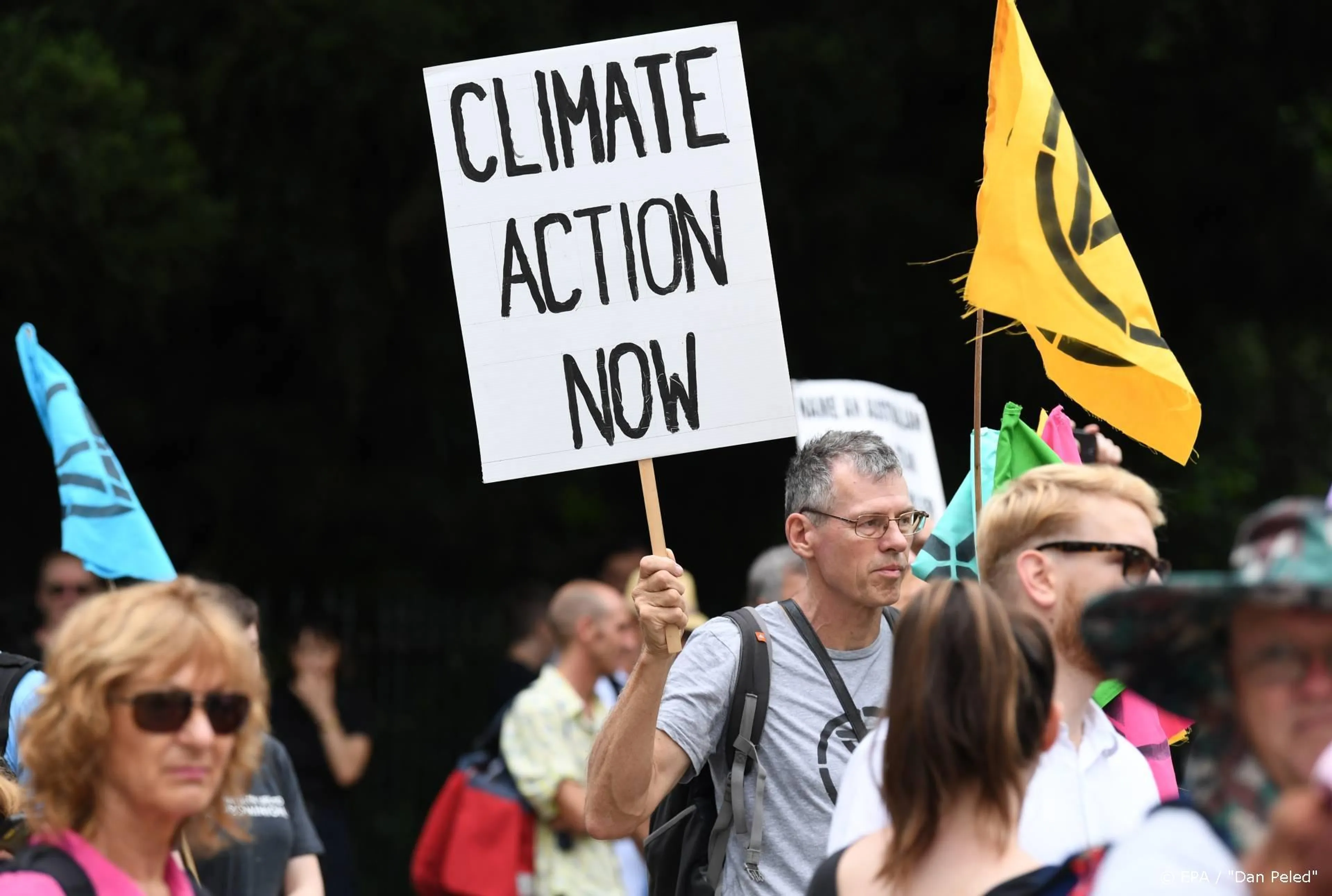 Klimaatactivisten blokkeren wegen naar London Fashion Week
