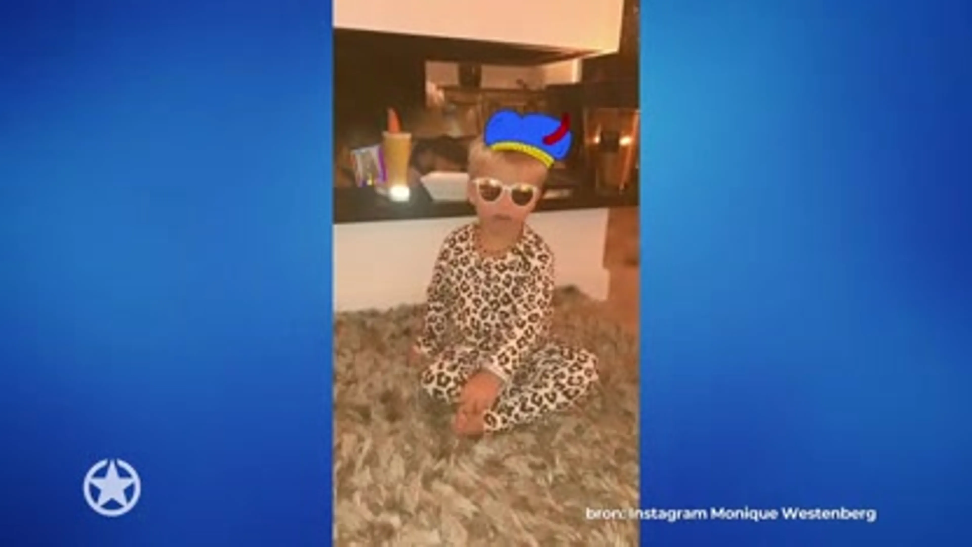 ZOET: Kleine André zingt Sinterklaasliedjes thuis bij Monique