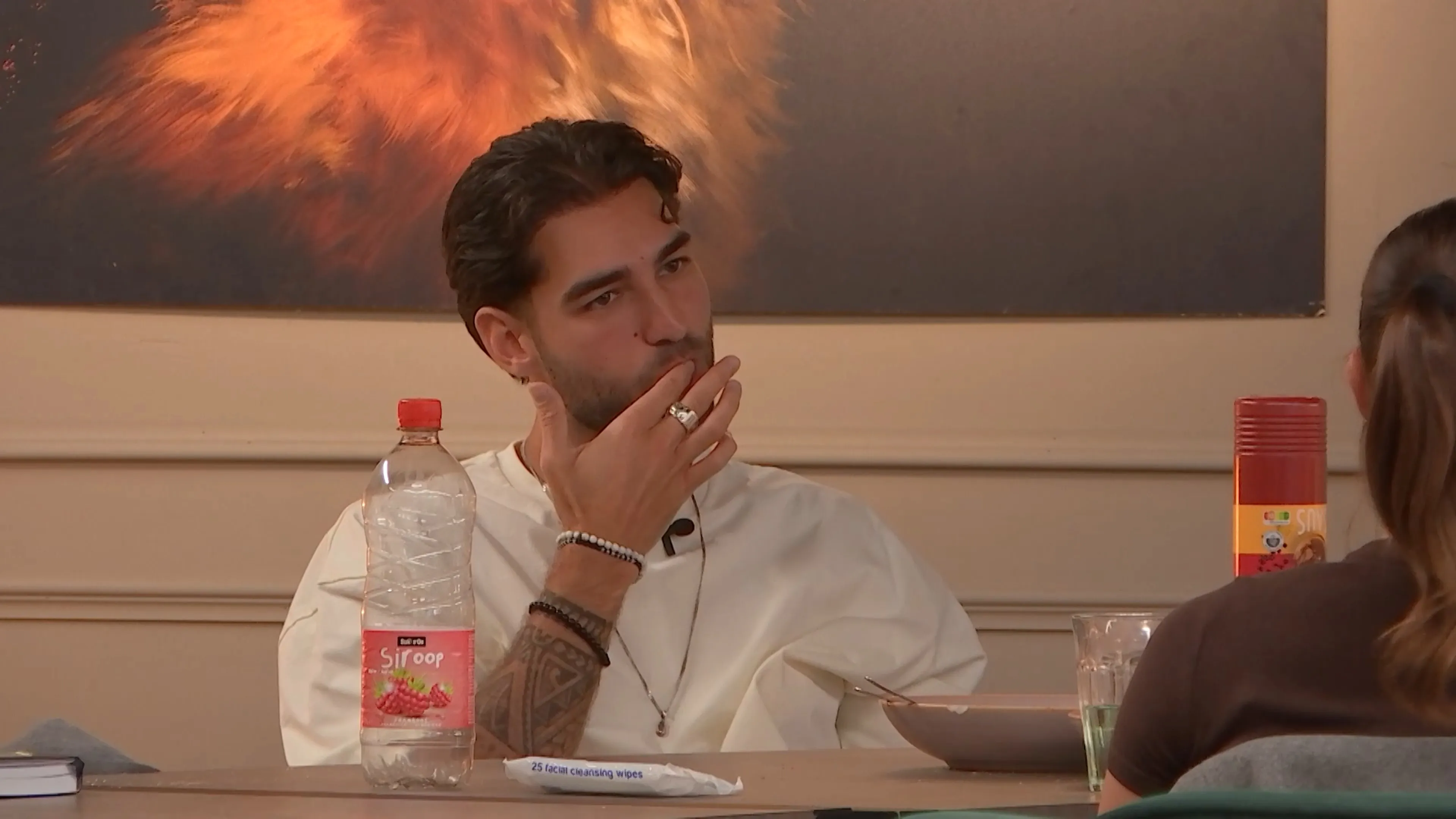 Bonnie en Mila denken dat Ricky verliefd is