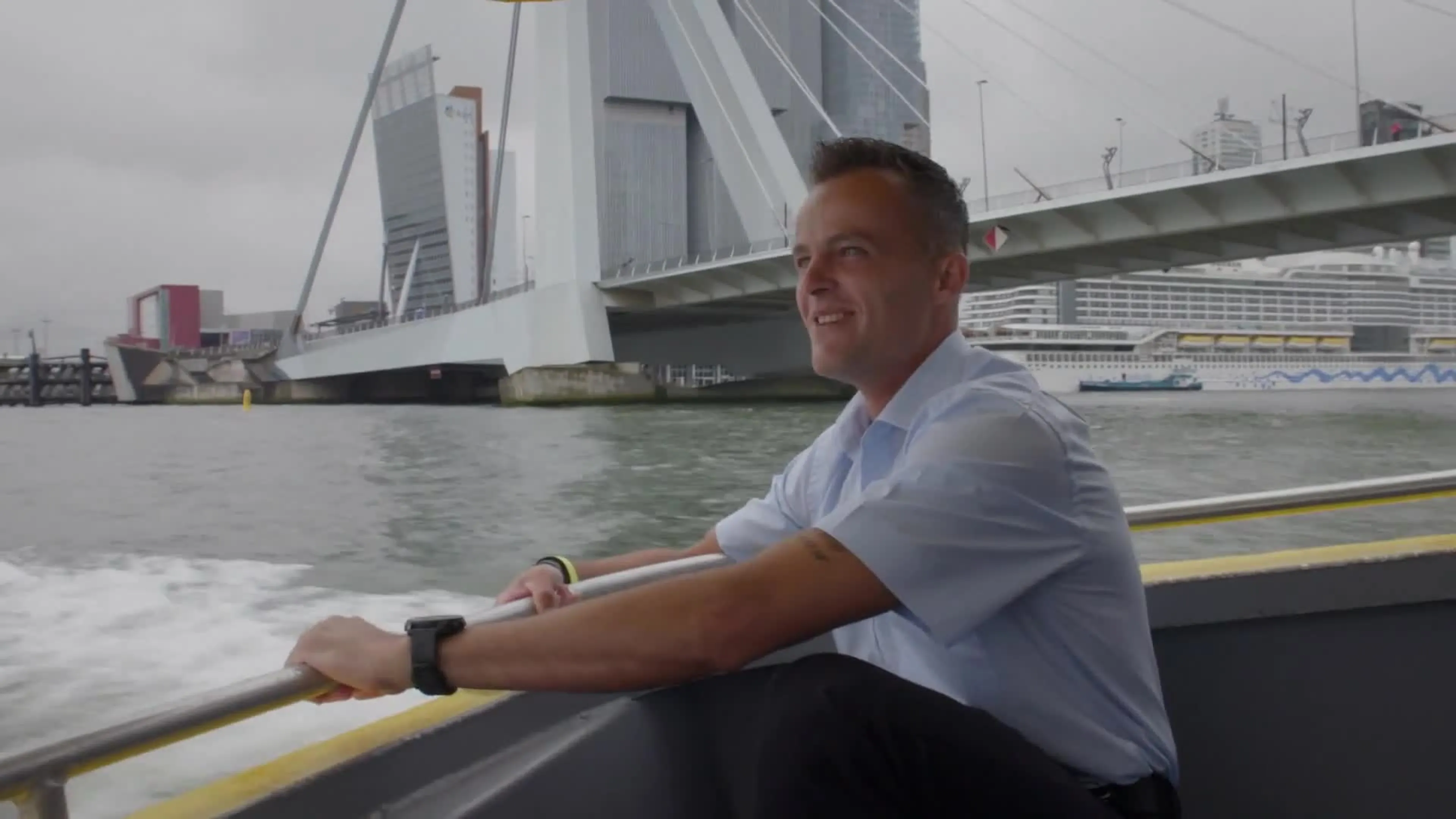 Dolenthousiaste Mitchel aan de Maas