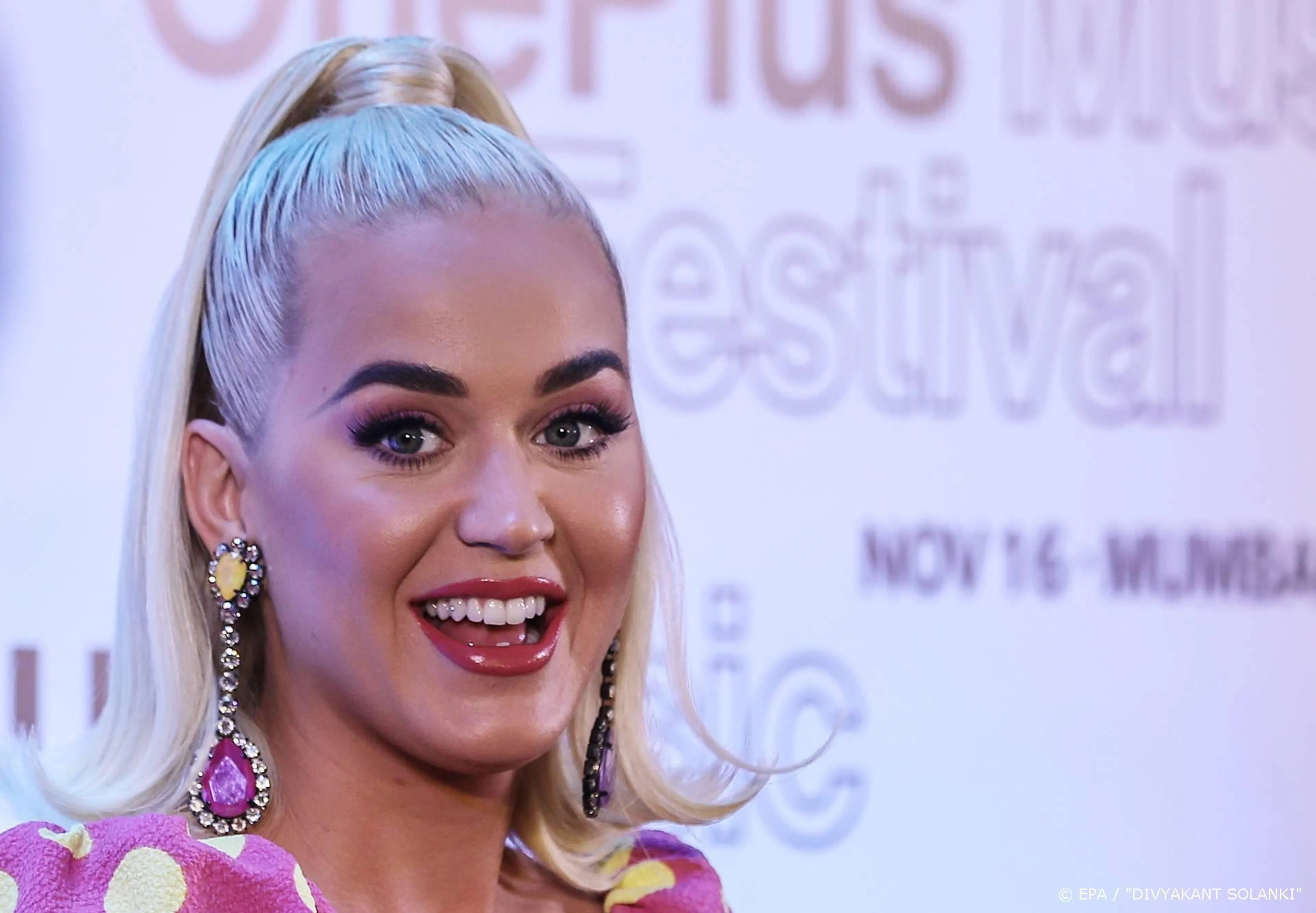 Katy Perry oefent tijdens lockdown alvast met moederschap