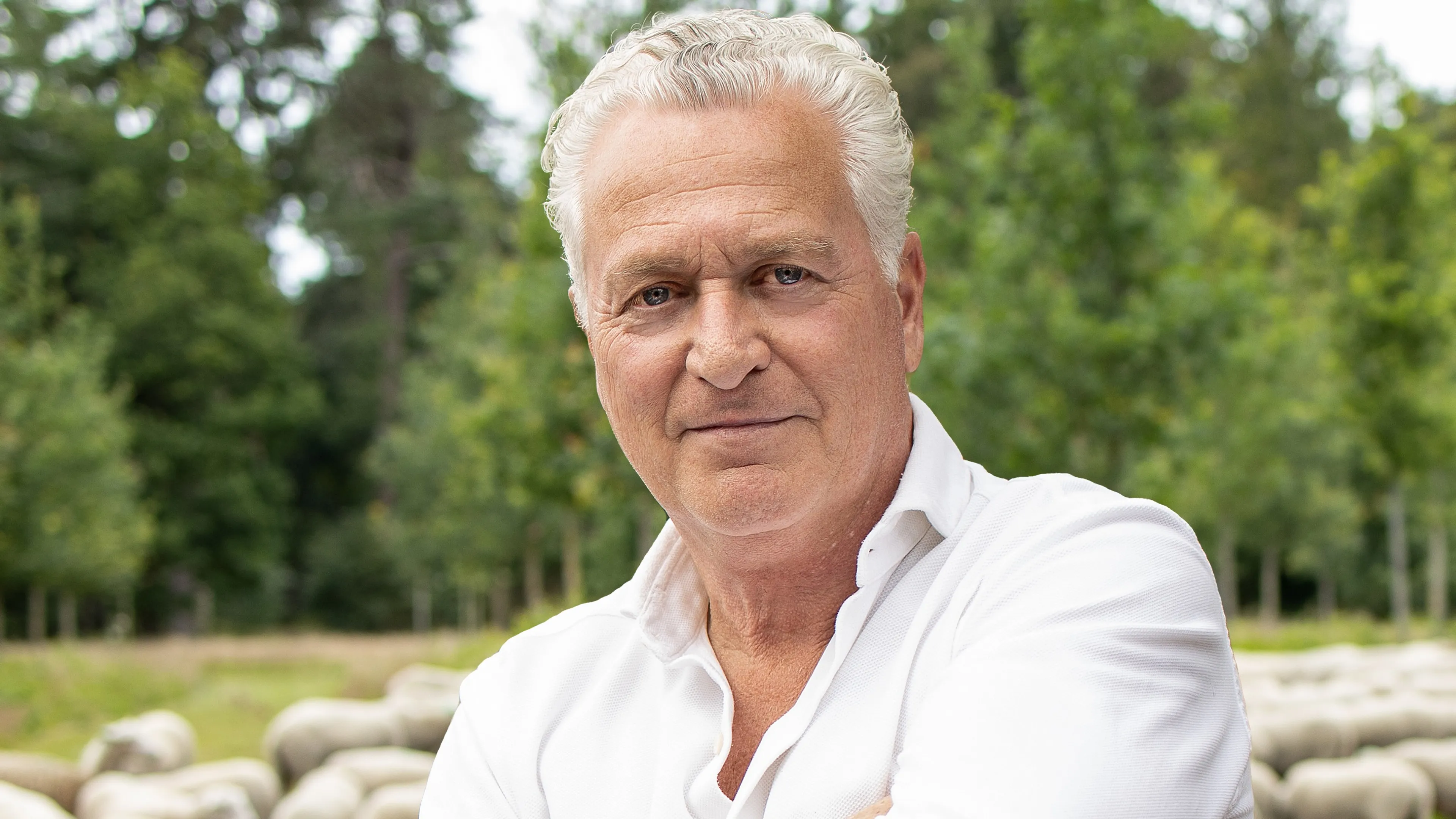Jarige Bram Moszkowicz krijgt lieve verjaardagskus