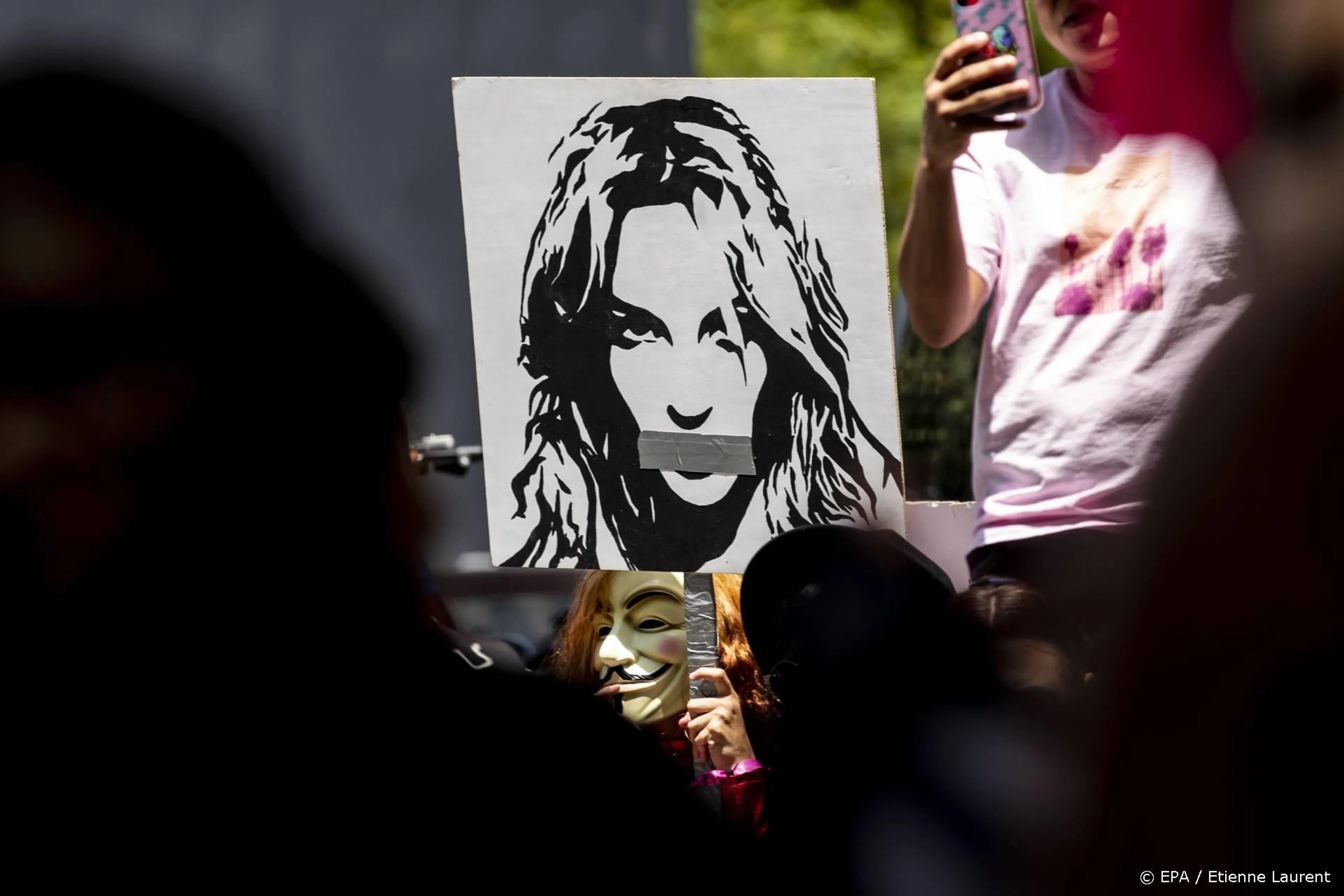 Net aangestelde co-curator Britney Spears trekt zich terug