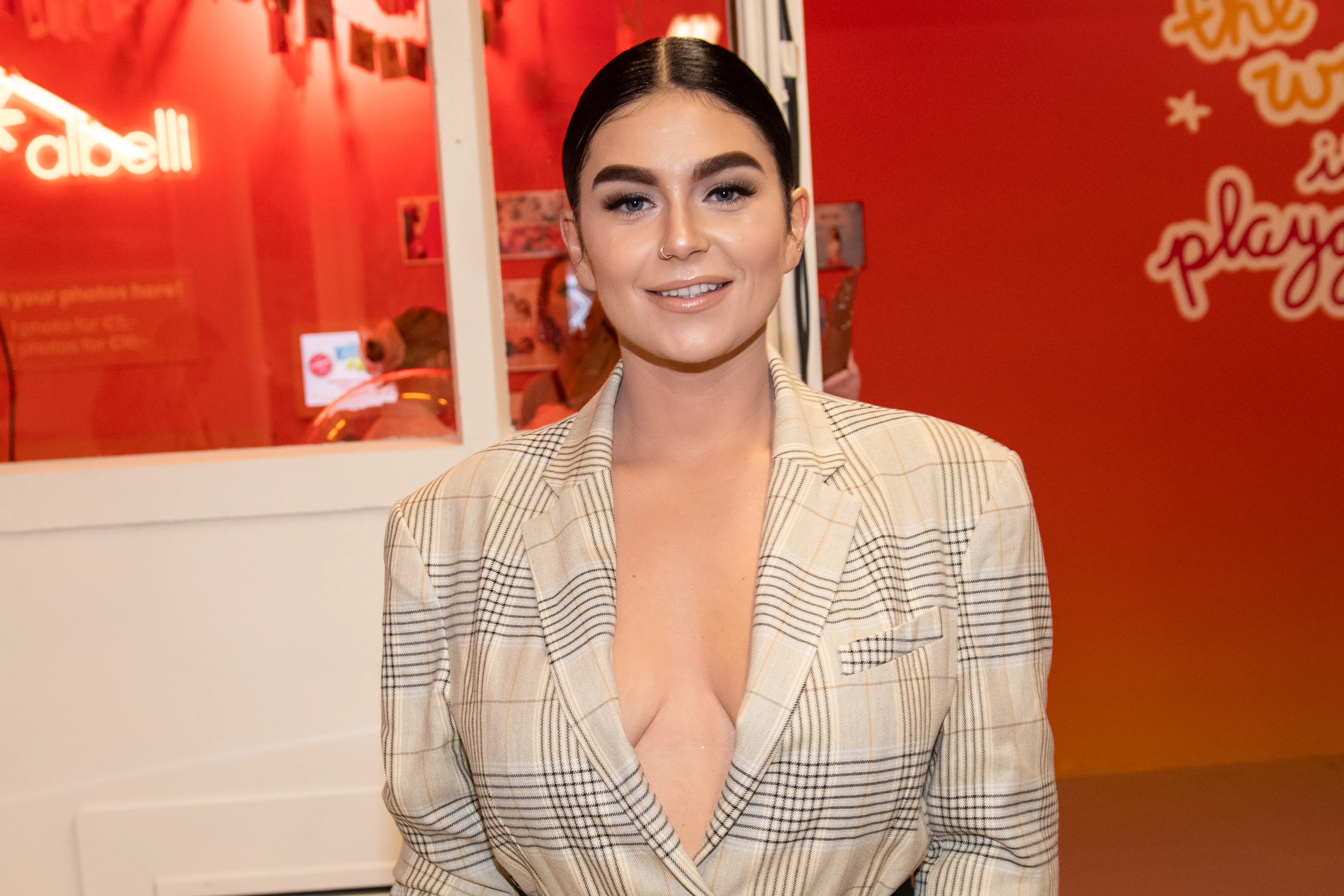 ZIEN: Zo veel lijkt kleine Fender op Roxeanne Hazes