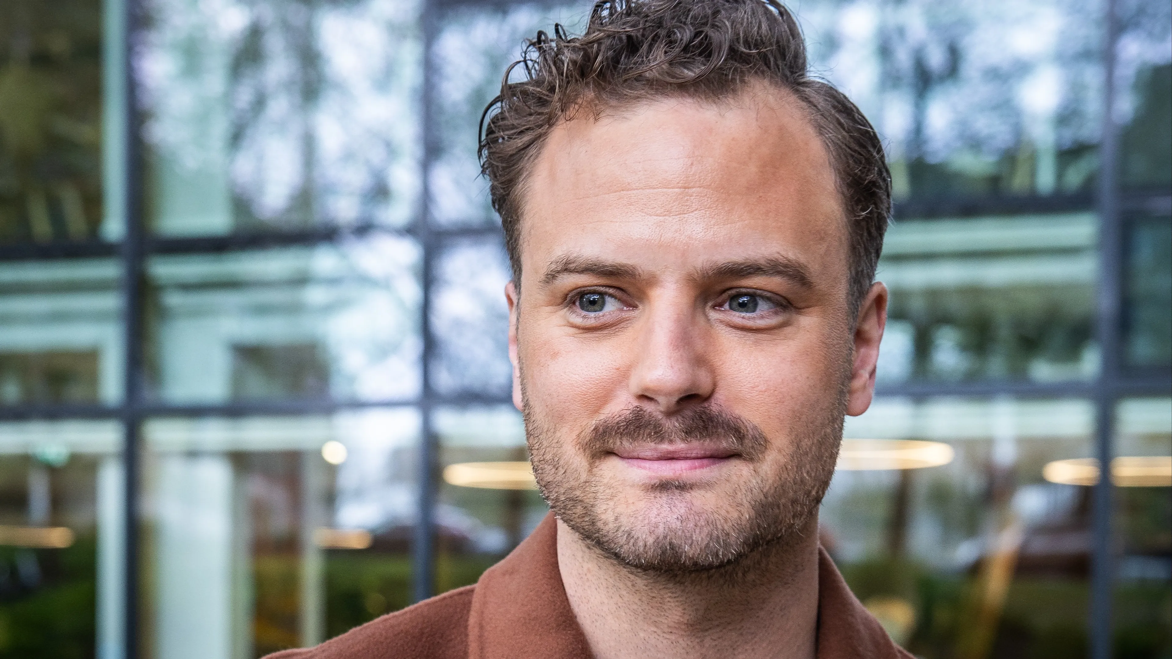 Jim Bakkum baalt enorm: 'Dit is mijn natuurlijke haar en ik kan wel janken'