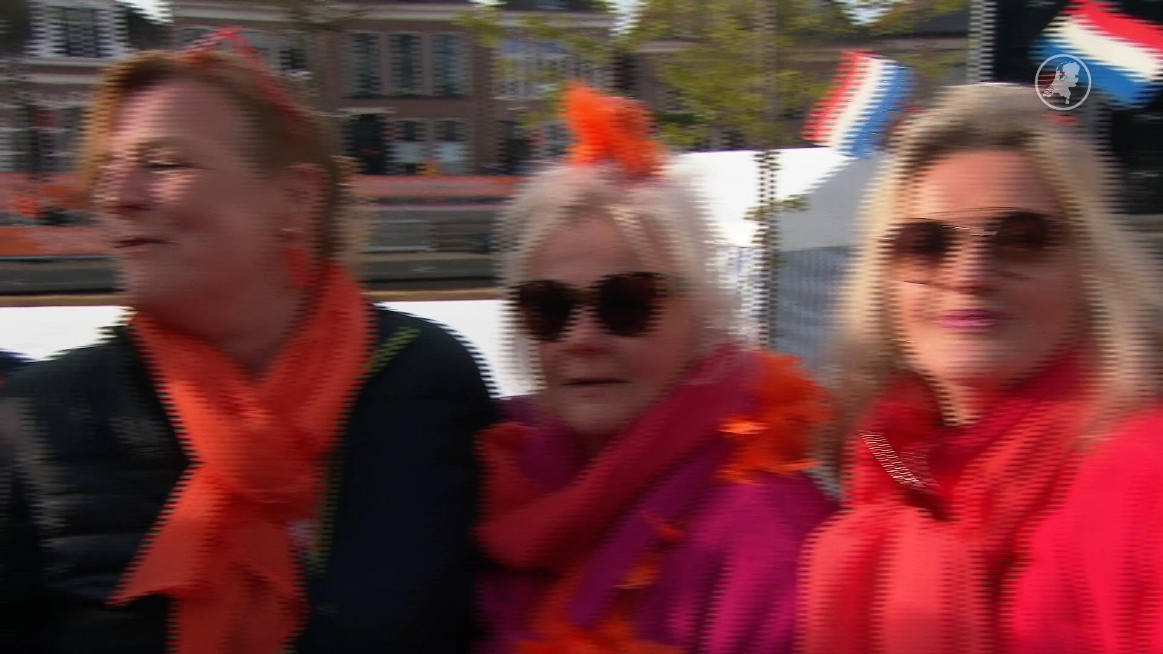 Eerste mensen langs kant voor koninklijke familie Dokkum