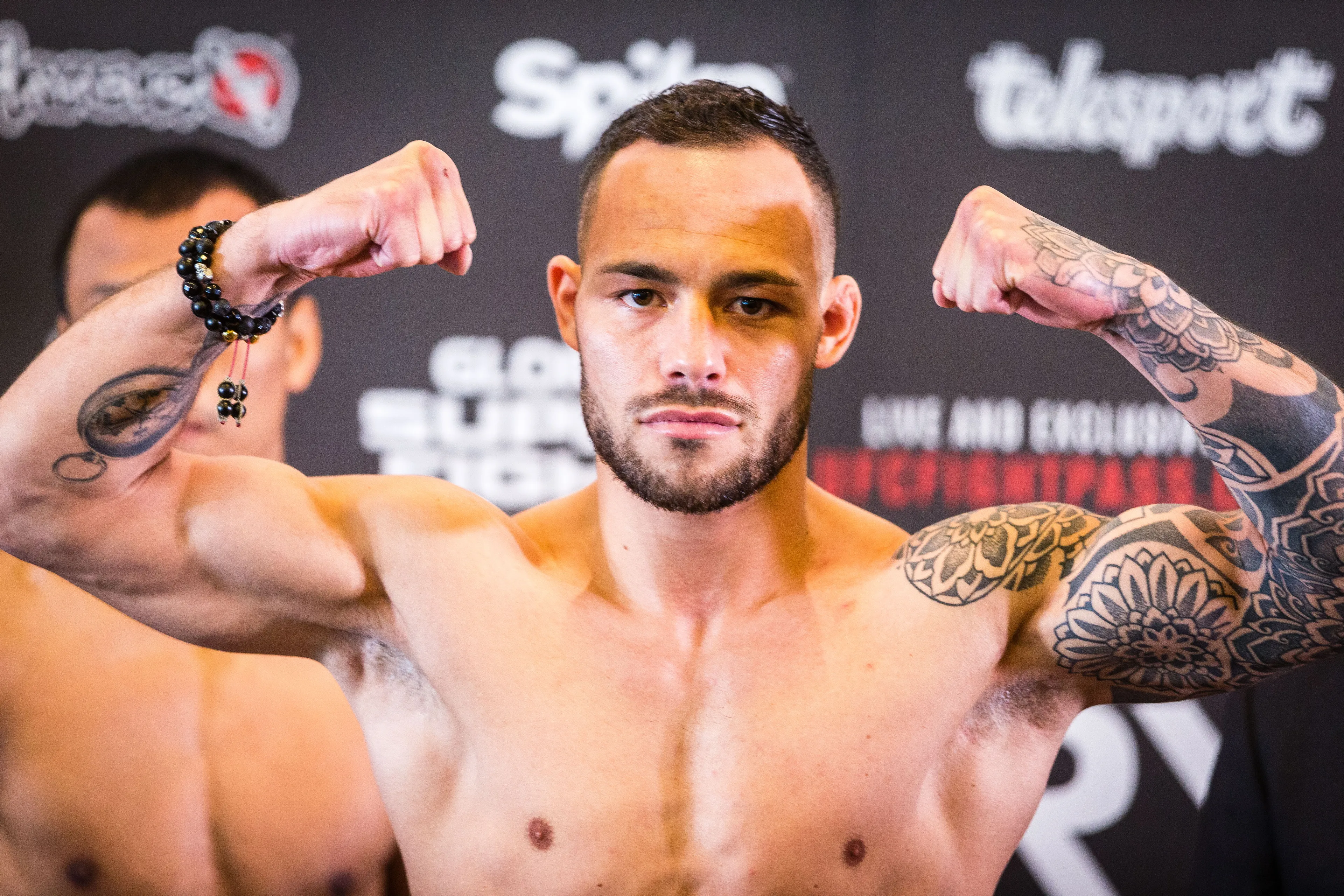 Kickbokser Robin van Roosmalen na zwaar ongeluk weer de ring in