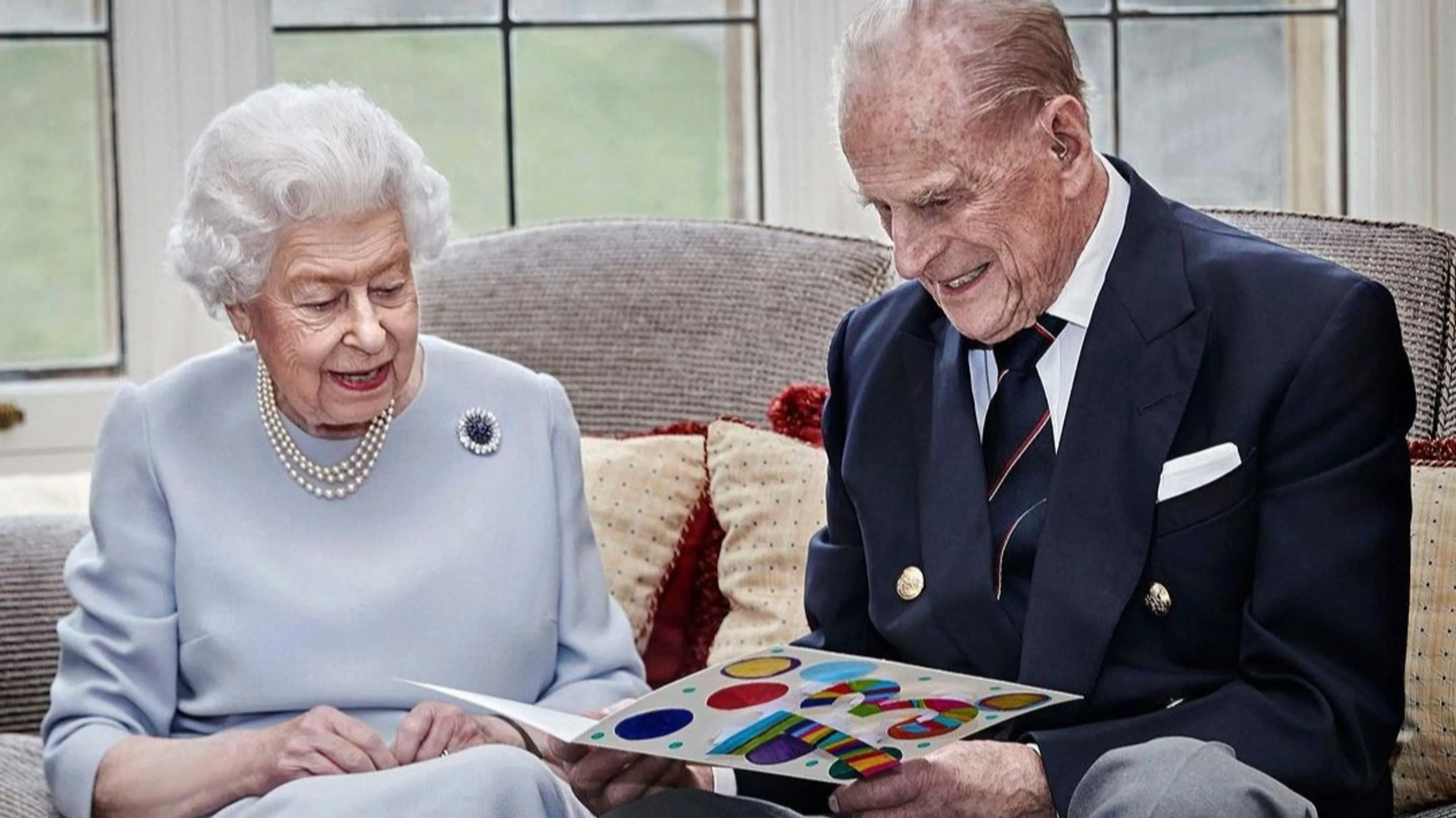 Elizabeth en Philip vieren 73 jaar huwelijk met nieuwe foto