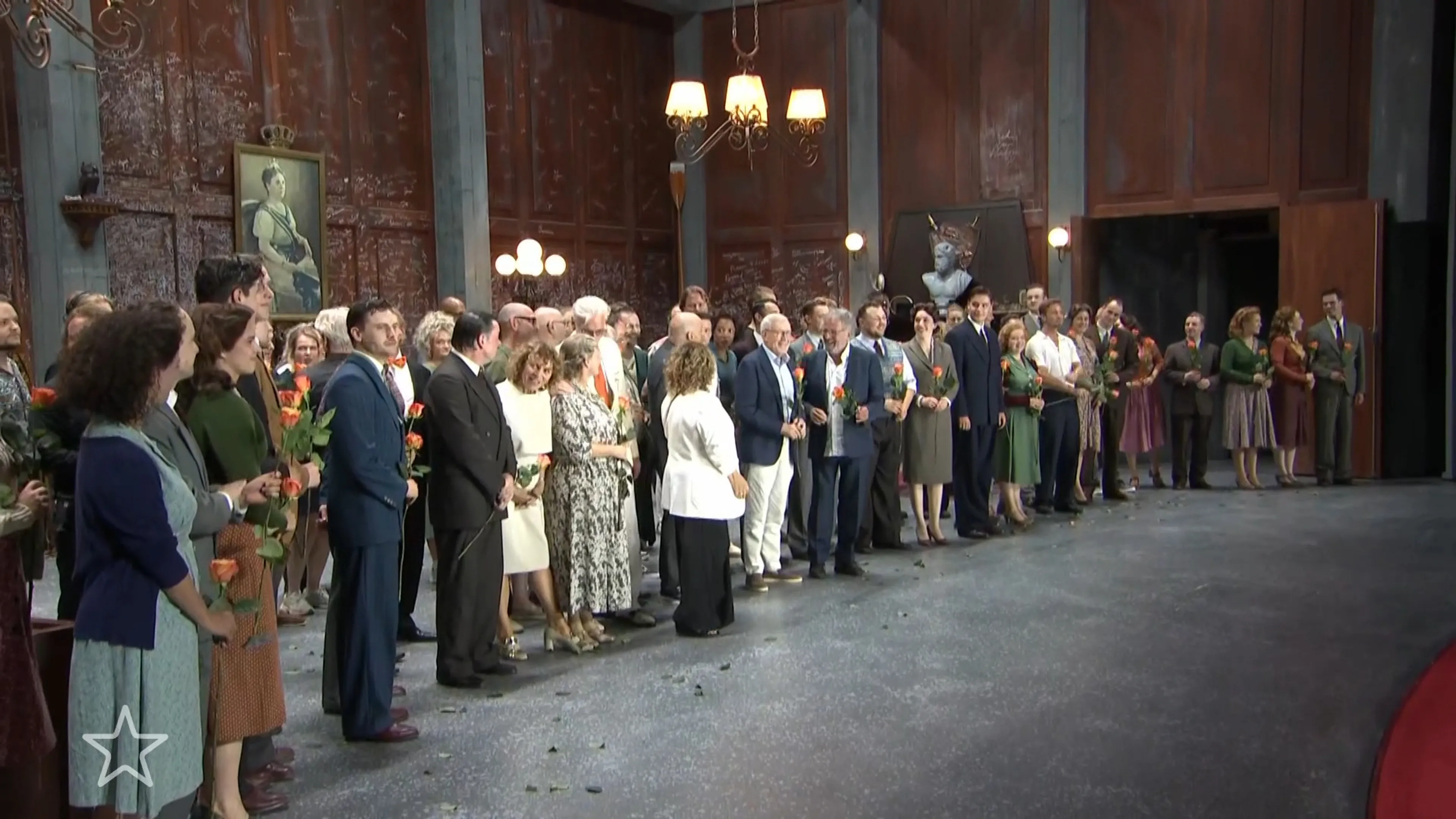Regisseur Soldaat van Oranje krijgt koninklijke onderscheiding bij laatste voorstelling