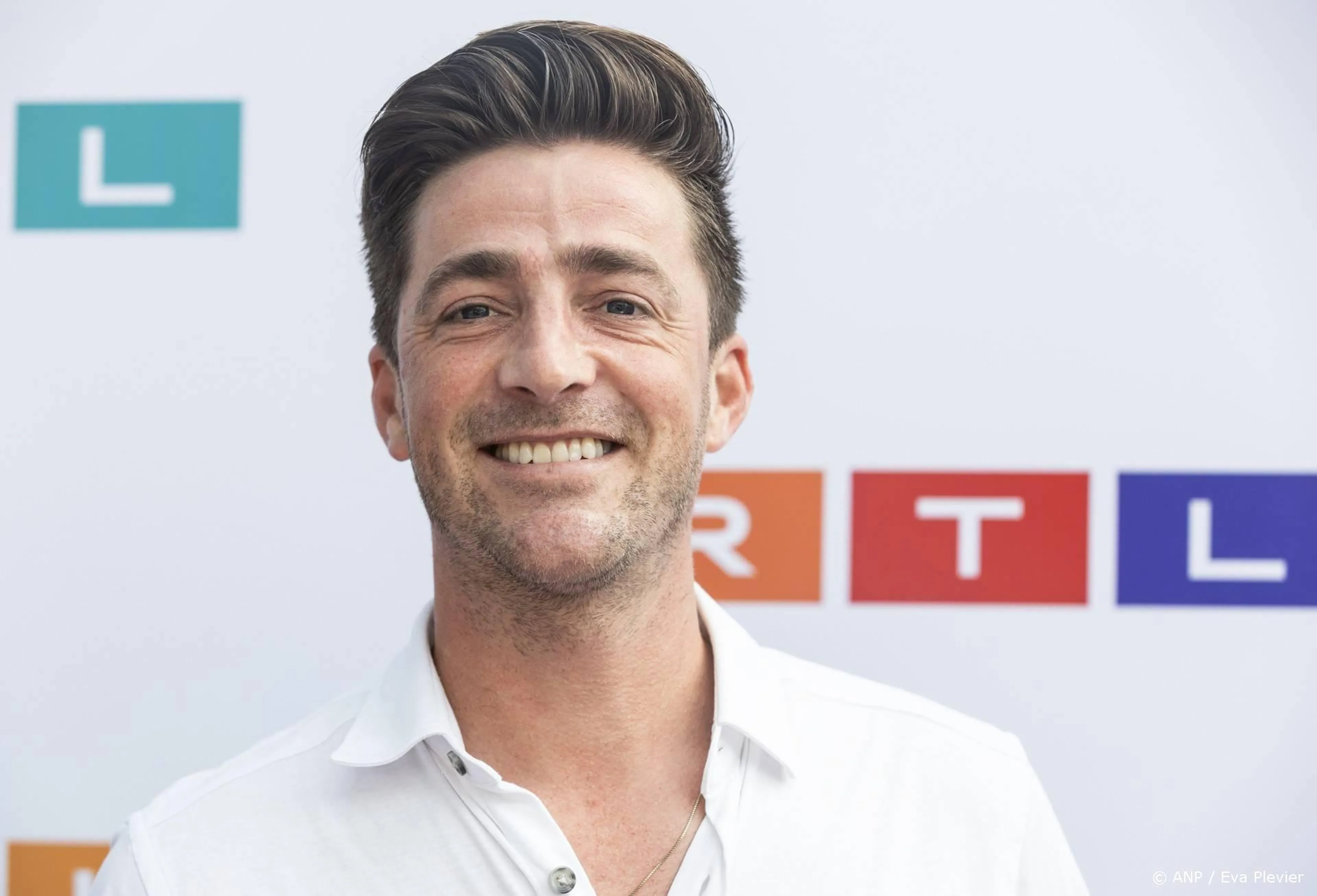 Hugo Kennis valt tijdens skivakantie, arm in het gips