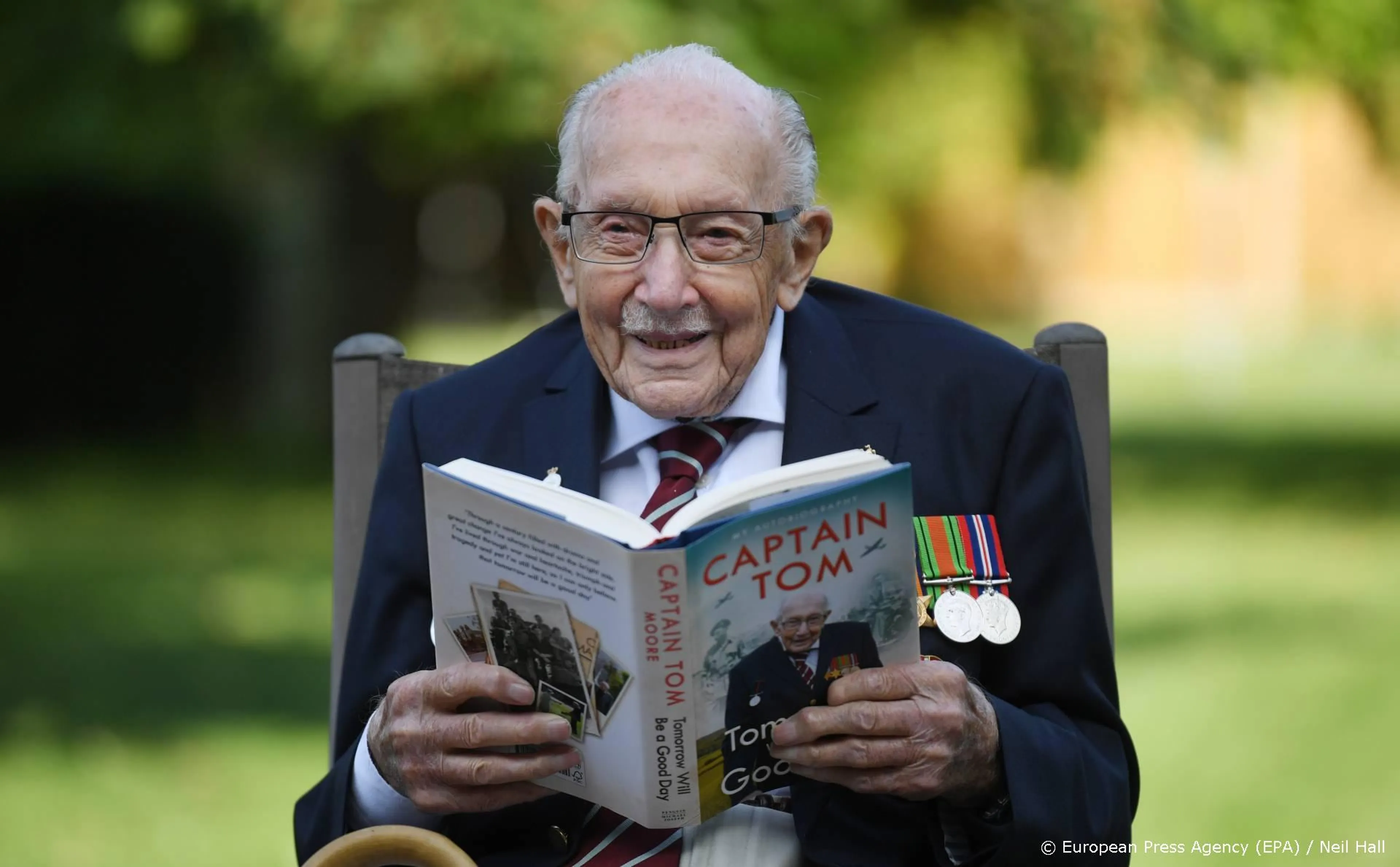Uitvaart Captain Tom van start met erewacht en vliegtuig uit WOII
