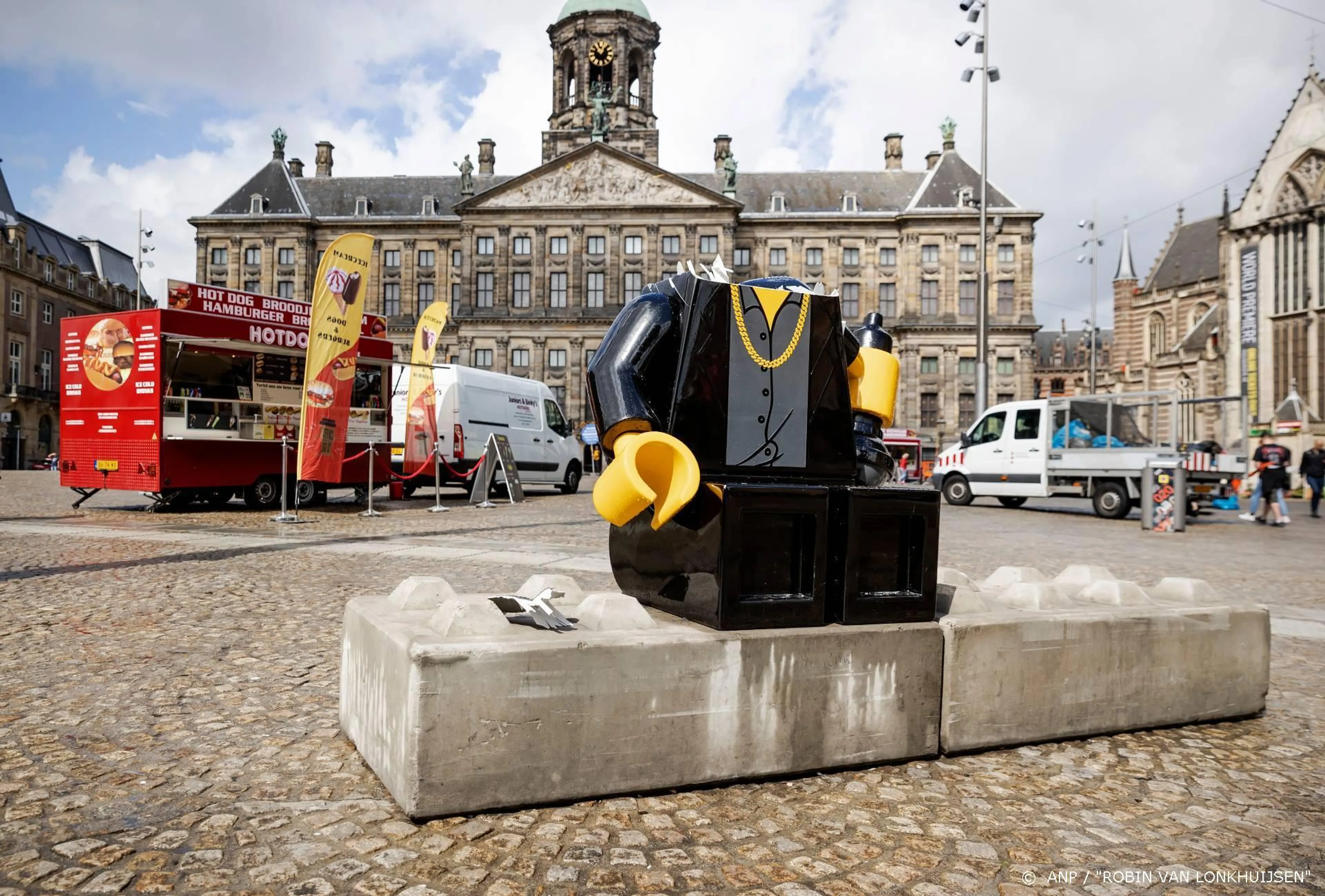 'Nieuwe betonnen Hazes komt weer op Dam te staan'