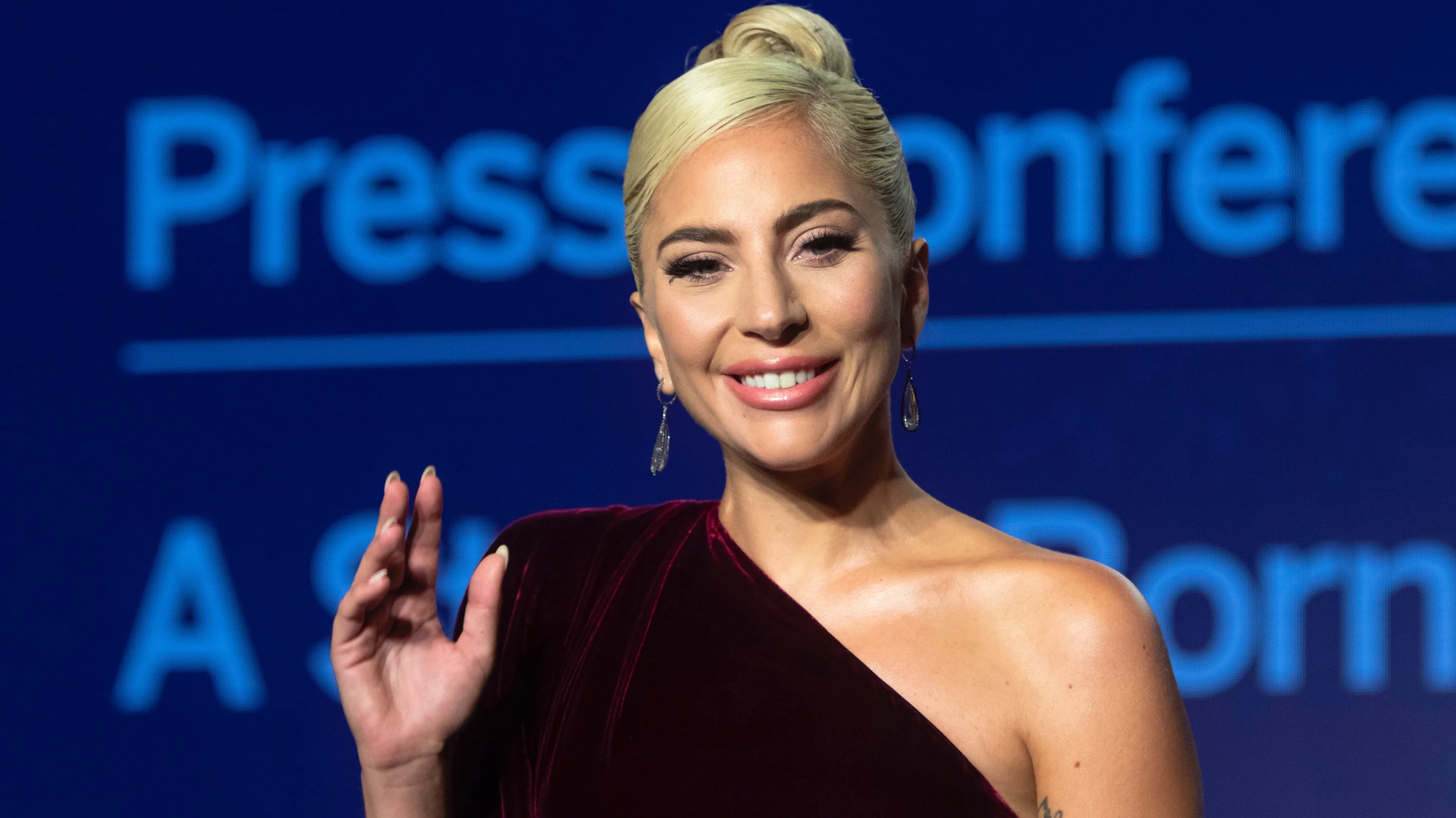 Hondenuitlater Lady Gaga na maand uit het ziekenhuis