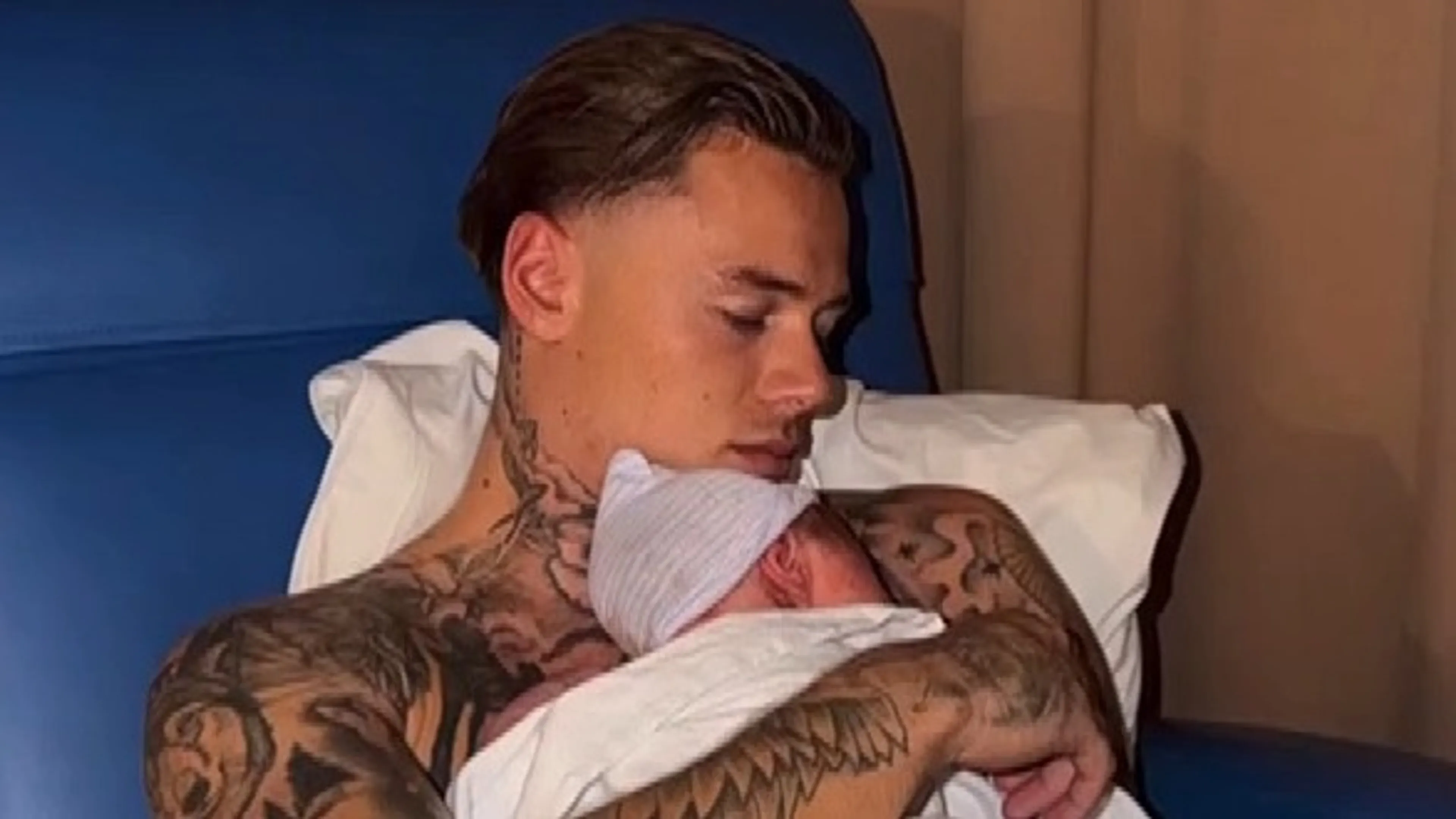 Jay Zwarts zorgt voor bezorgde reacties op babyvideo: 'Heel gevaarlijk'