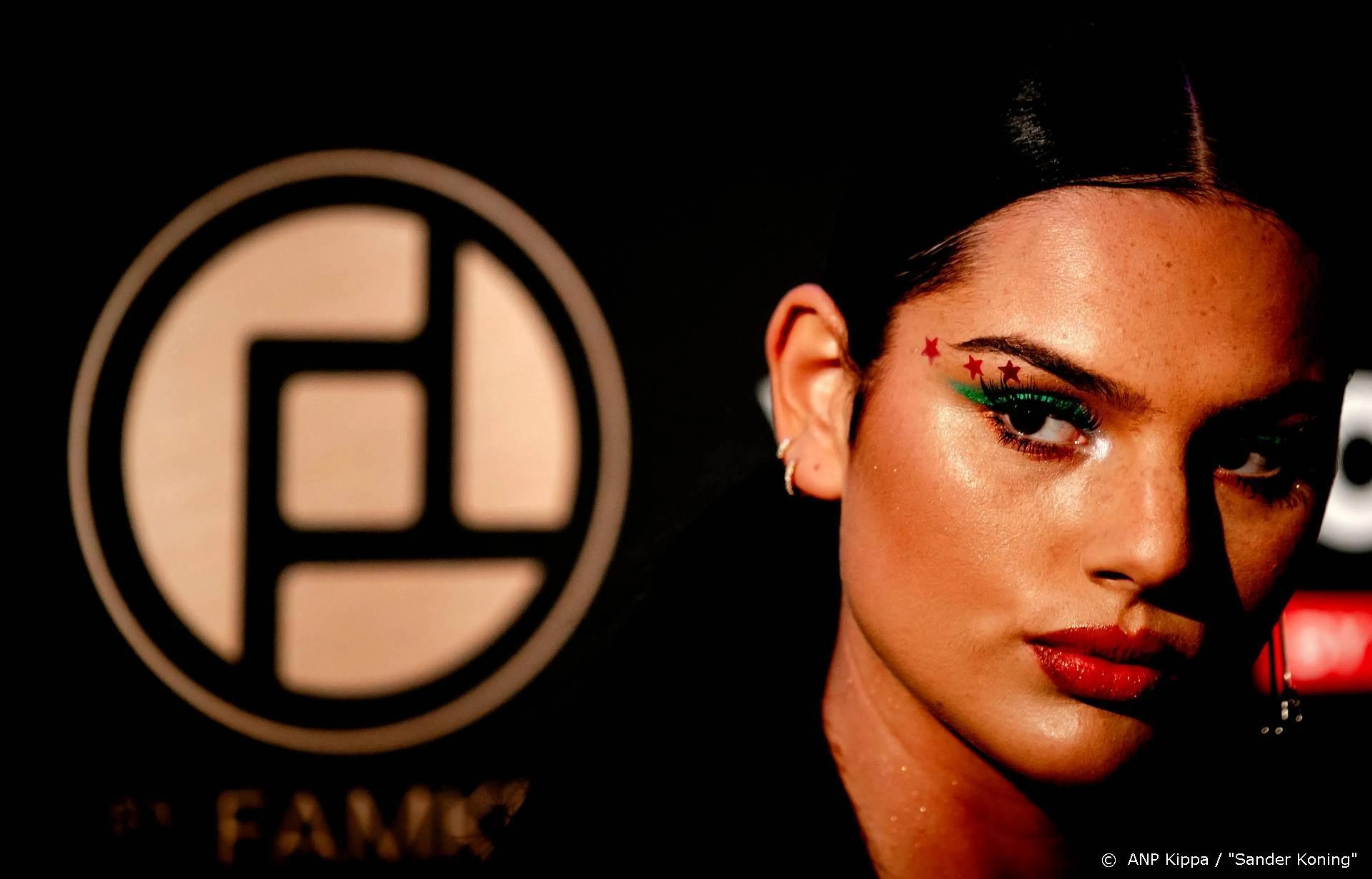 Famke Louise treedt voor het eerst op zonder autotune