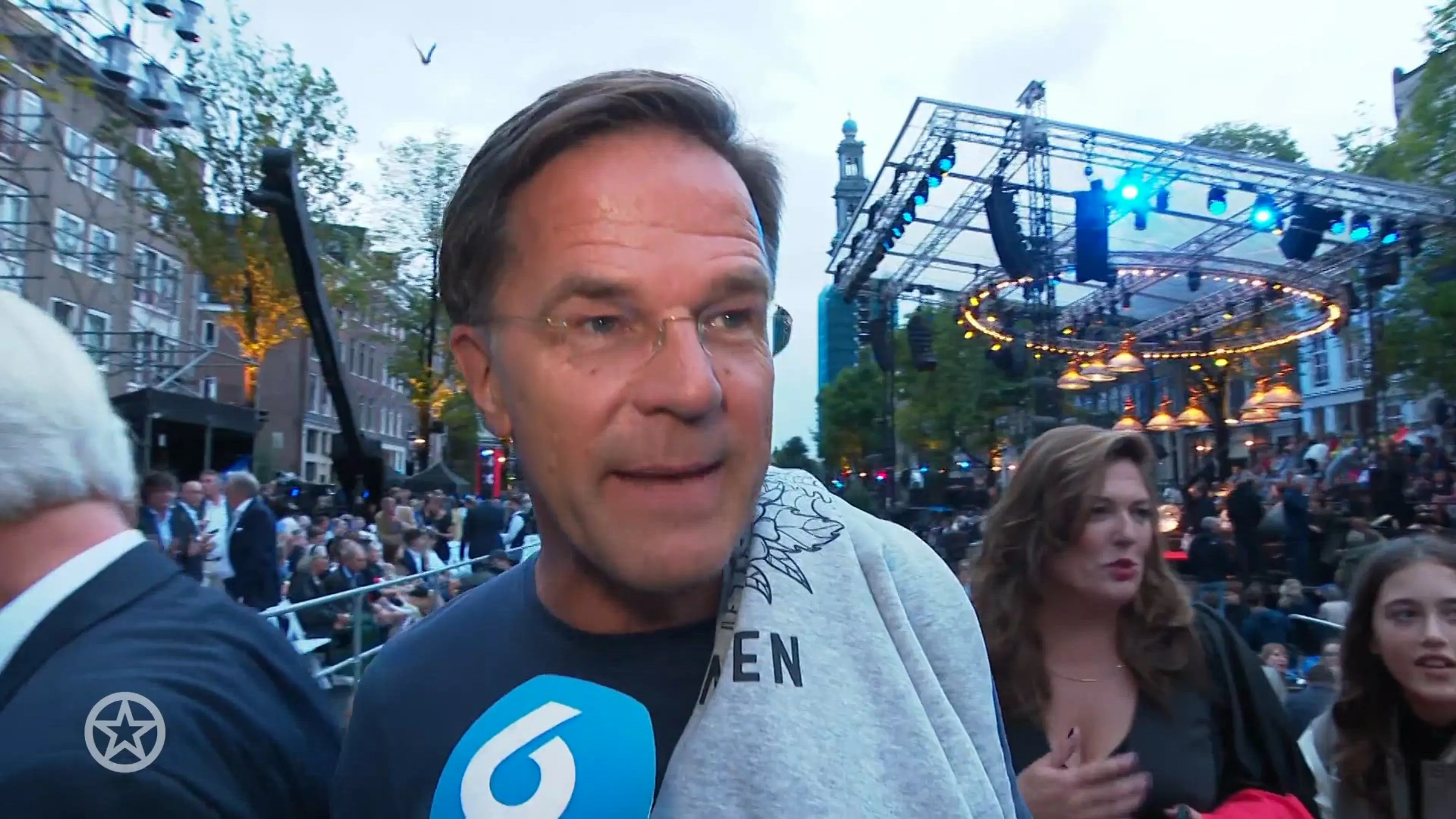 Mark Rutte en publiek 'tot tanden bewapend tegen de regen' bij Prinsengrachtconcert