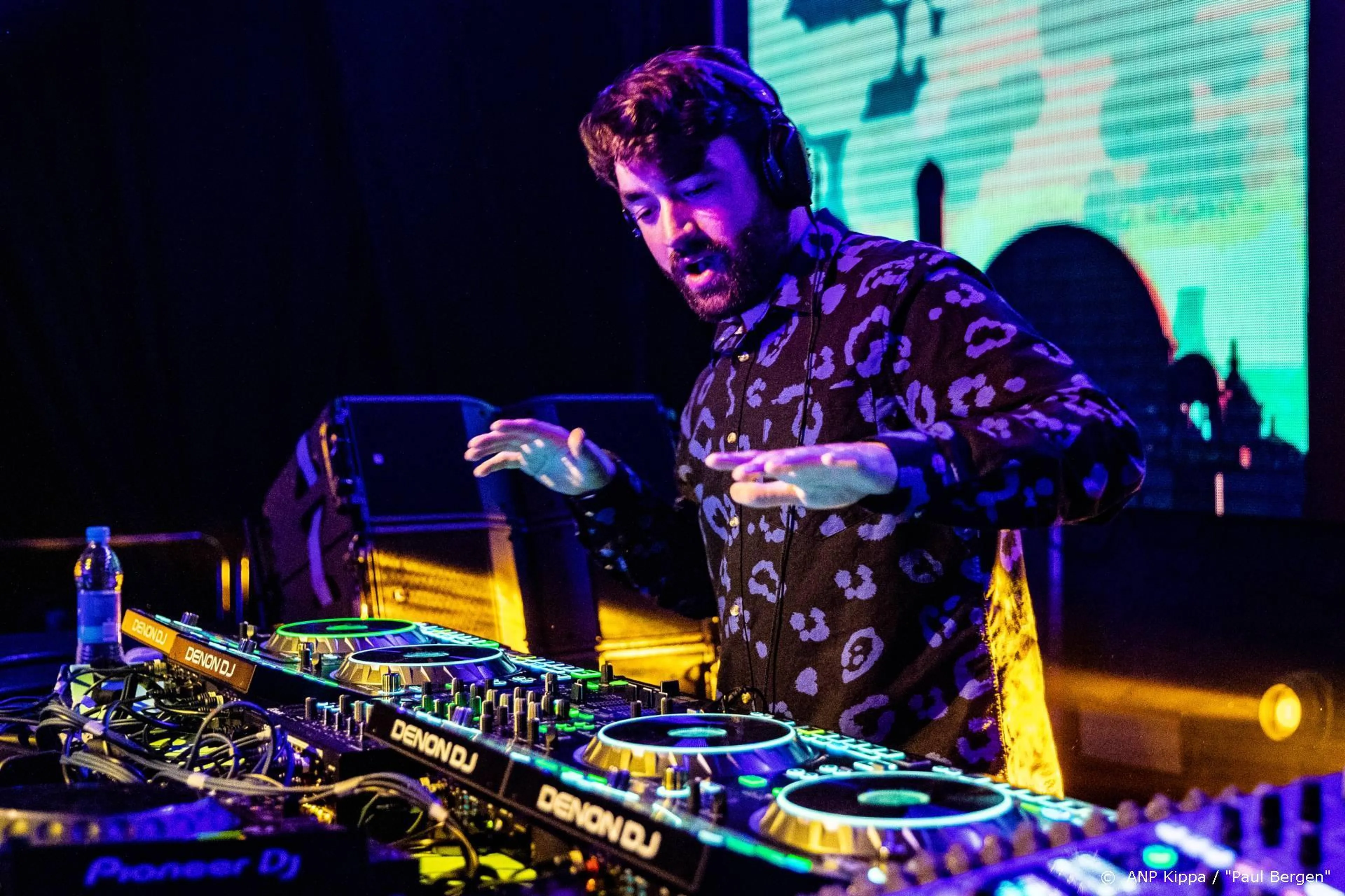 Oliver Heldens haalt 24.000 euro op met dj-set in Concertgebouw