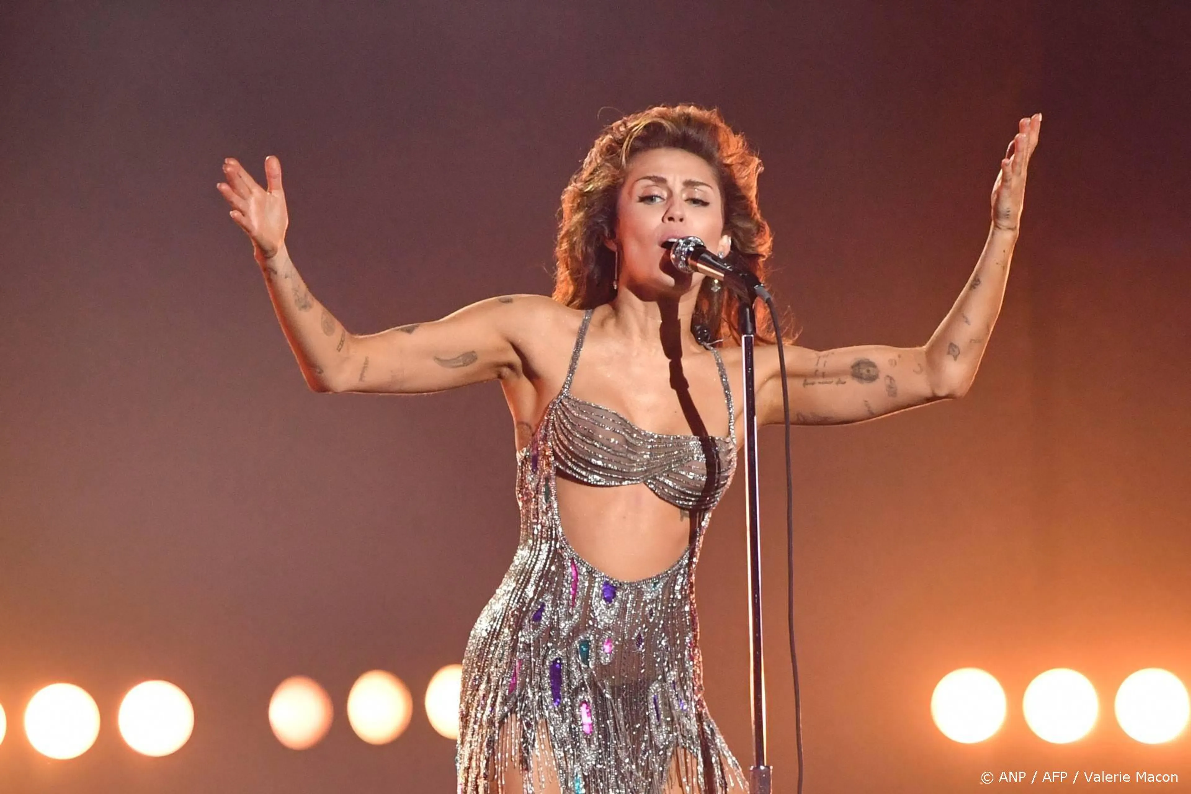Miley Cyrus lijdt pijnlijke nederlaag na succesweek op nummer 1
