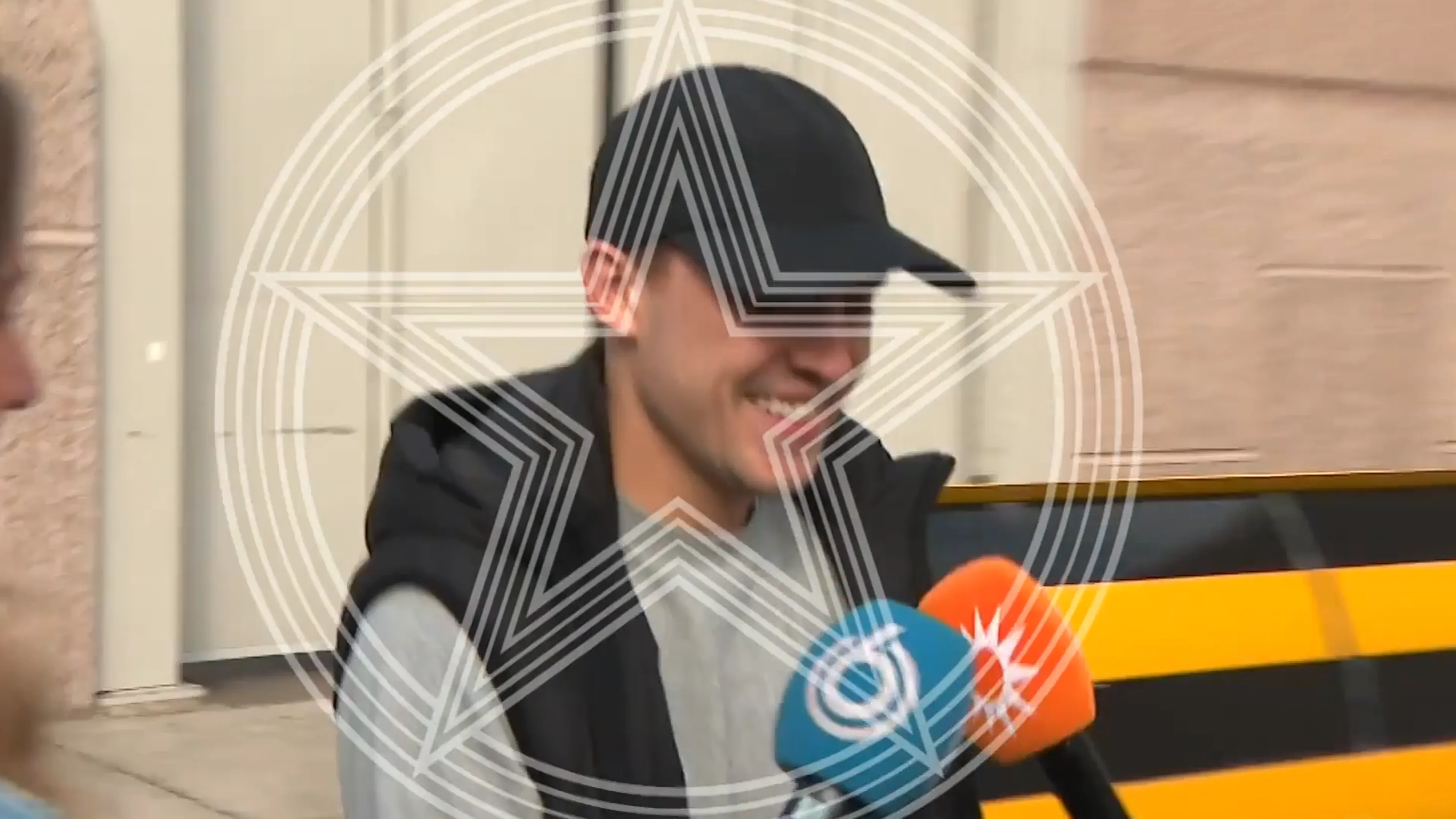 ZIEN: Lil Kleine verlaat lachend de gevangenis