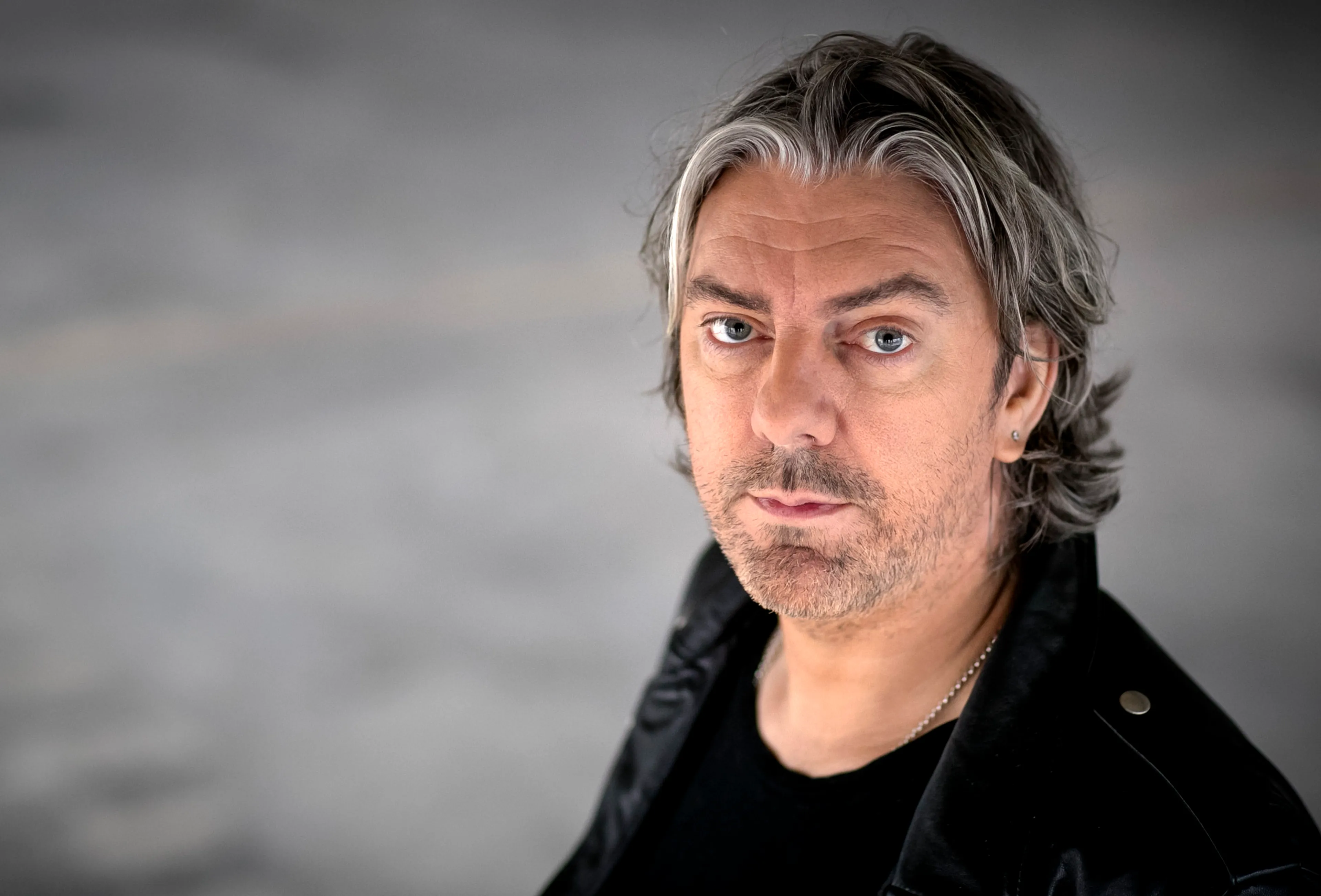Ruud de Wild in de problemen na verwijderen coronascherm in studio