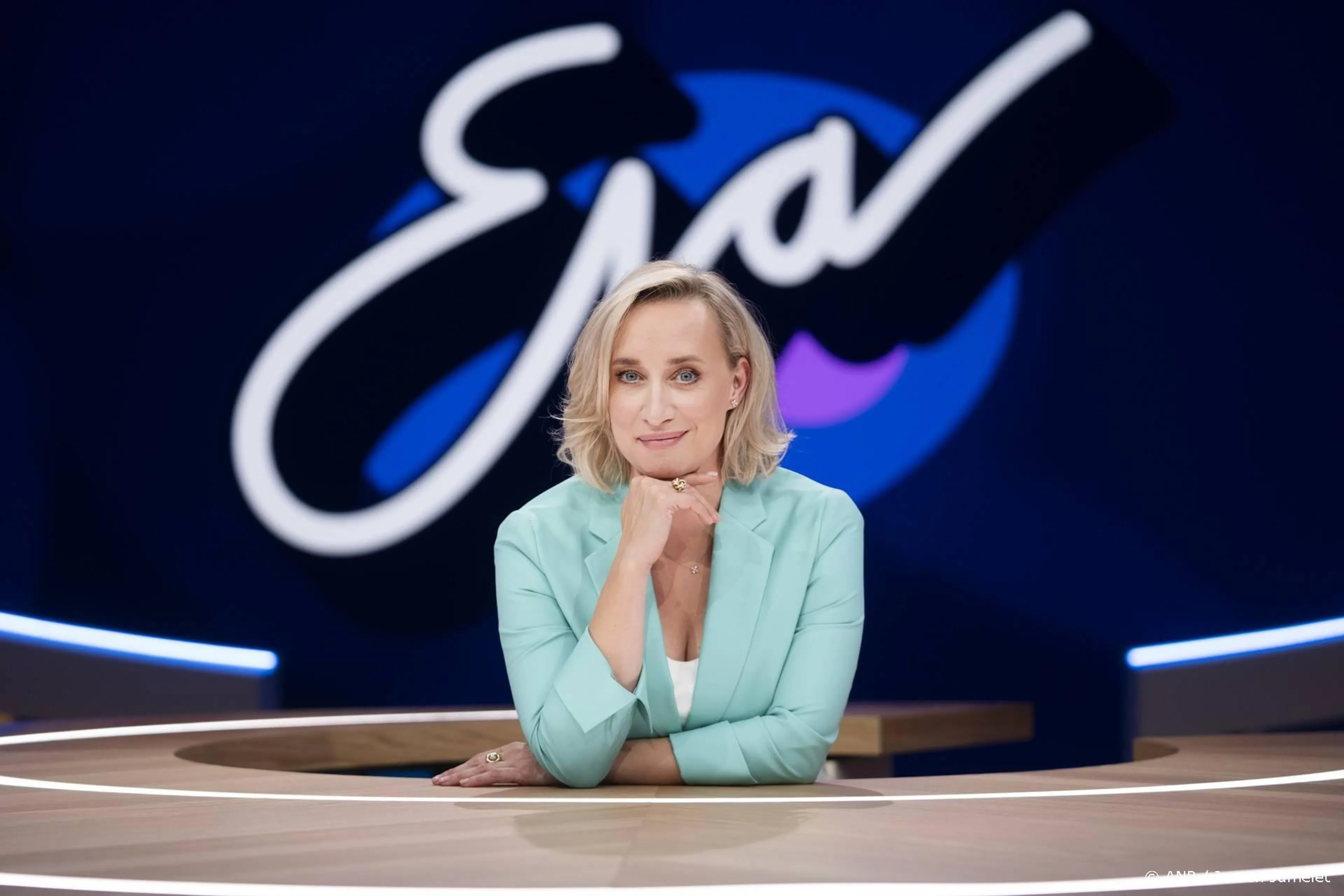 Eva Jinek keert terug in talkshow na afwezigheid door ziekte