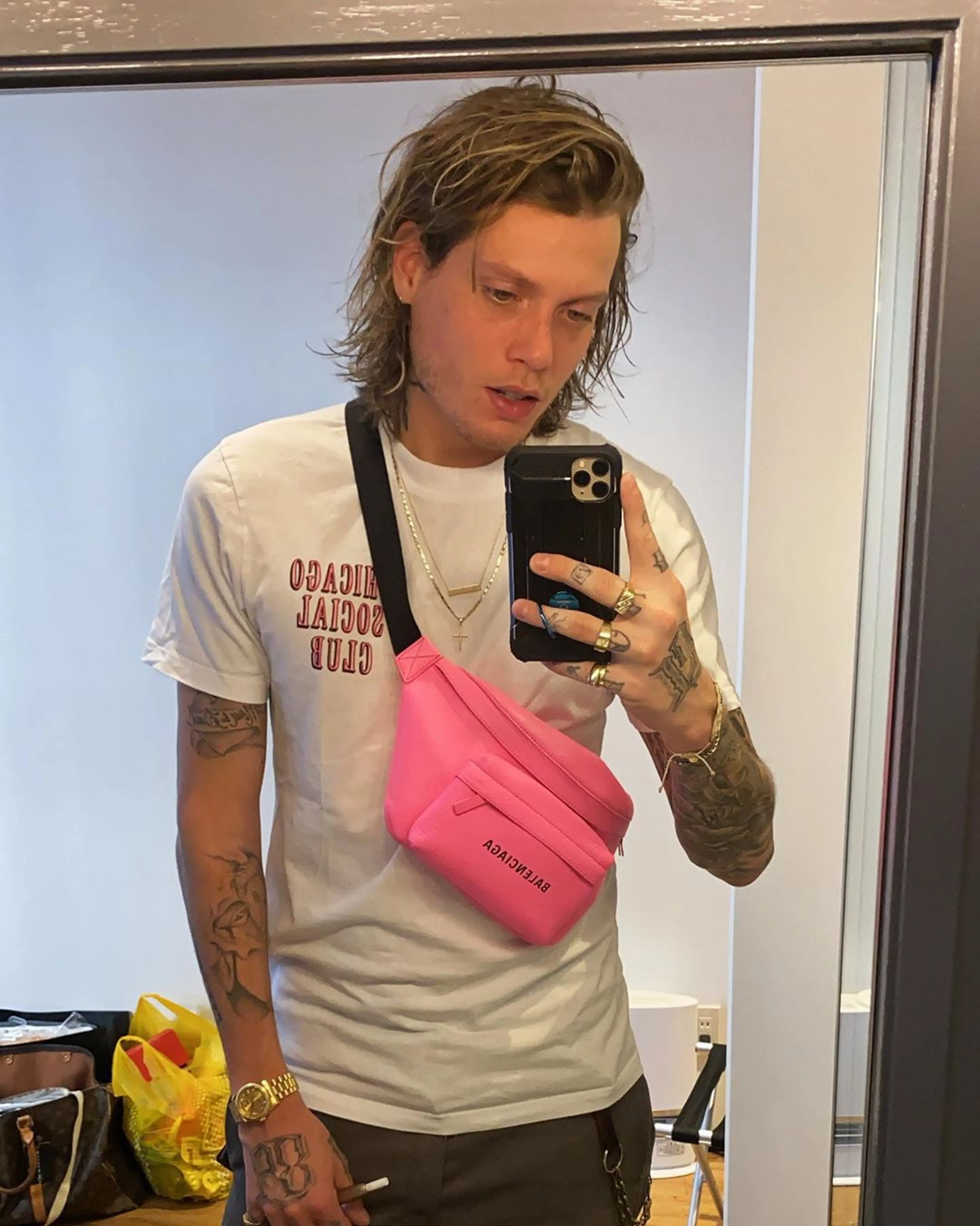 WAT?! Tony Junior nu al gespot op Tinder na break-up Maan!