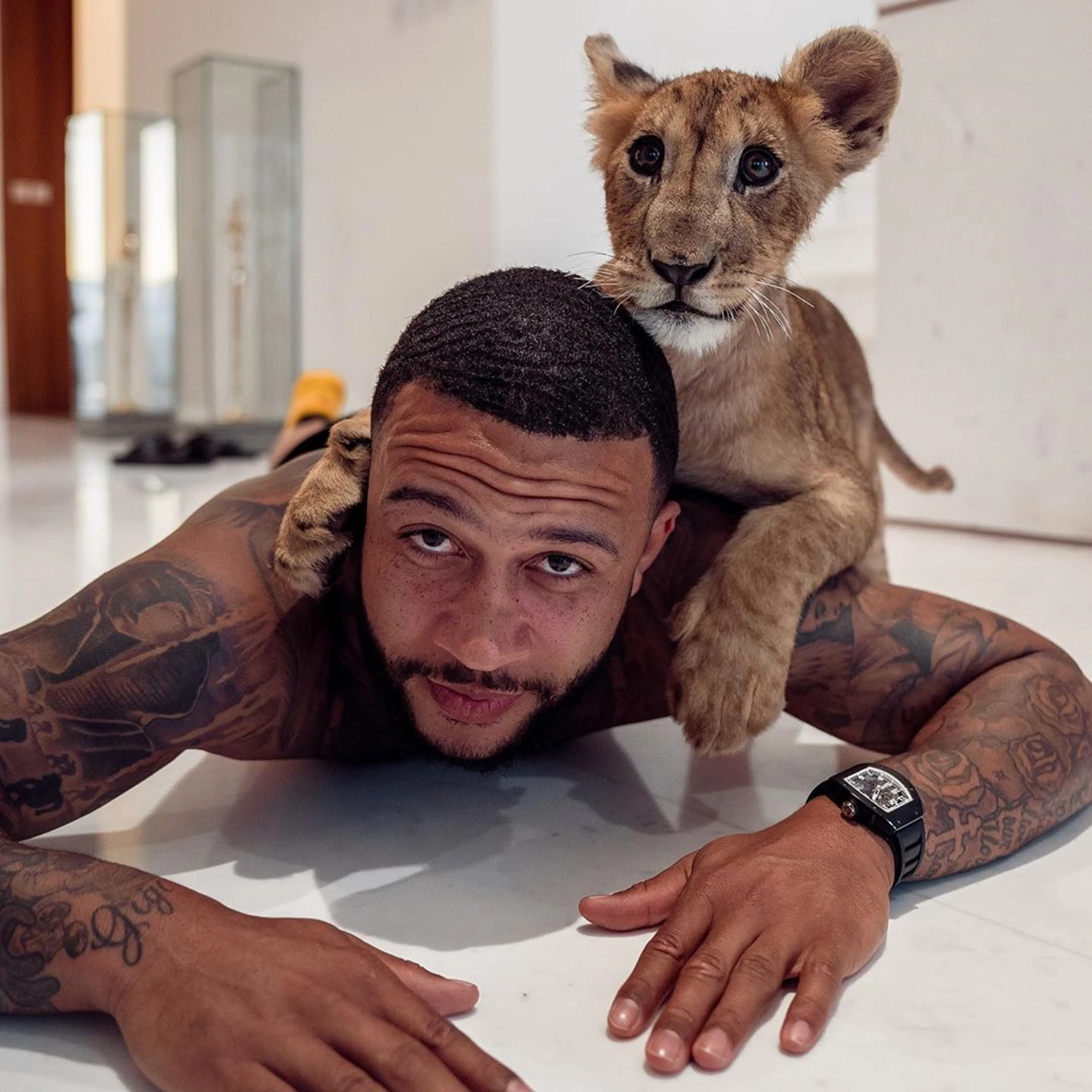 Carole Baskin boos op Memphis Depay