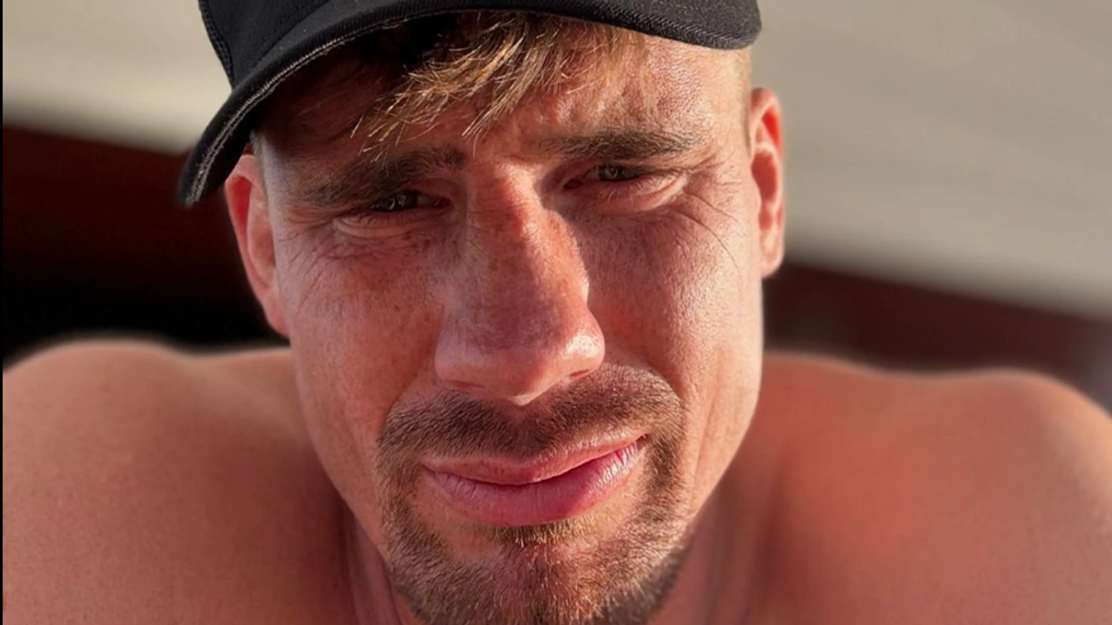 Wankelende Rico Verhoeven maakt flinke val