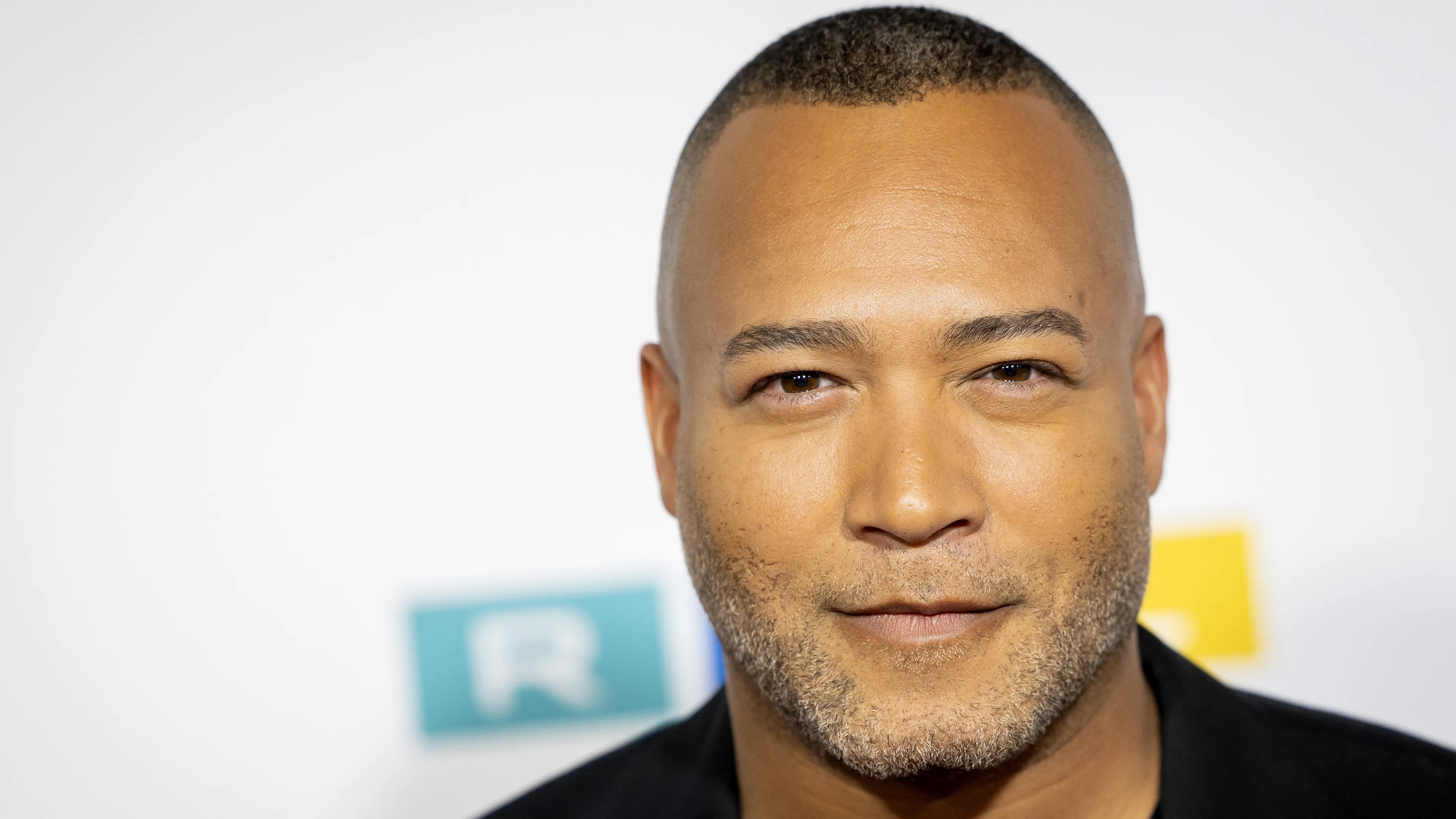 Everon Jackson Hooi gaat officiële castingfoto GTST fotograferen