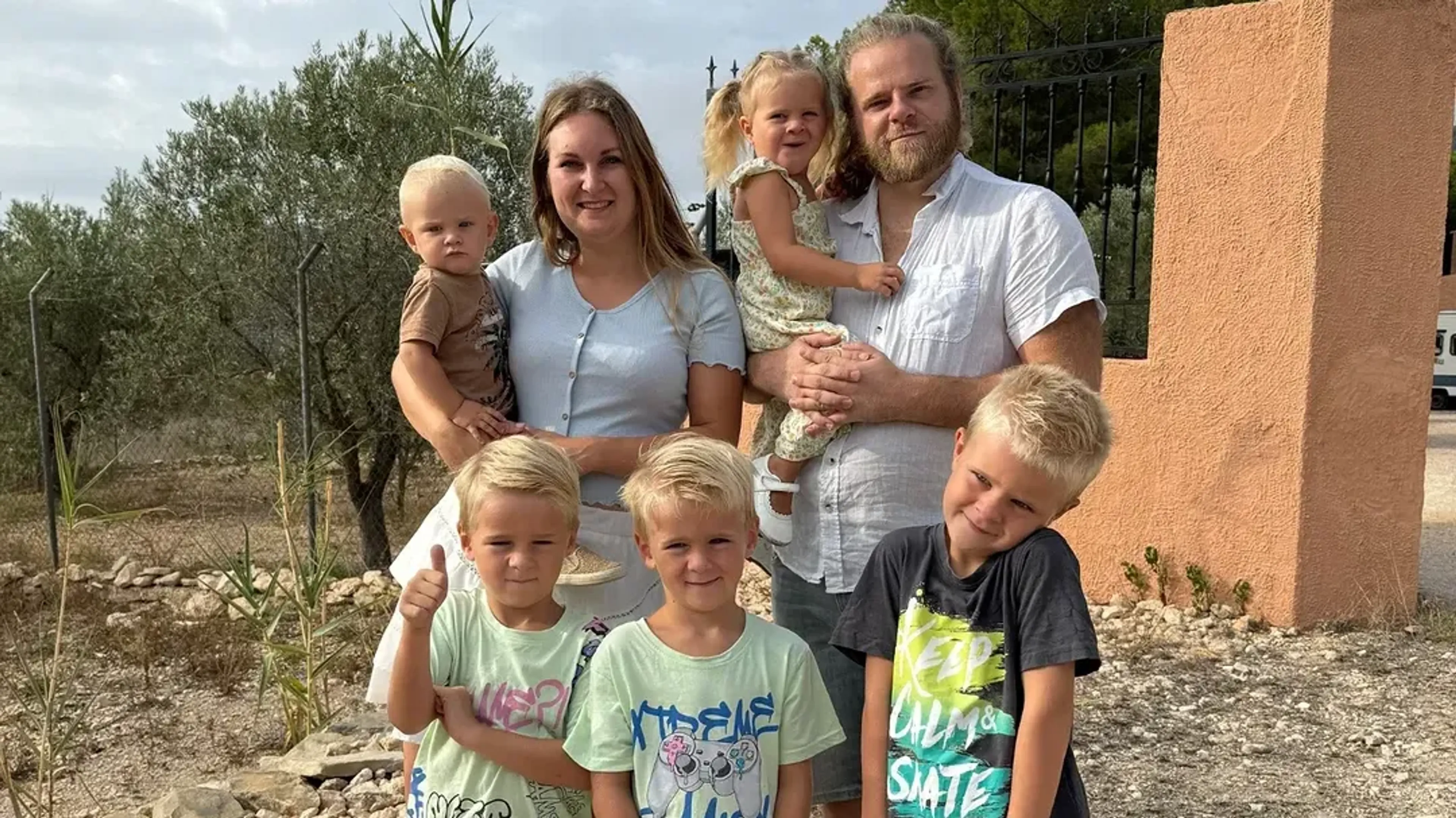 Pim Verleg uit Een huis vol emigreert knipt zijn lange haar af