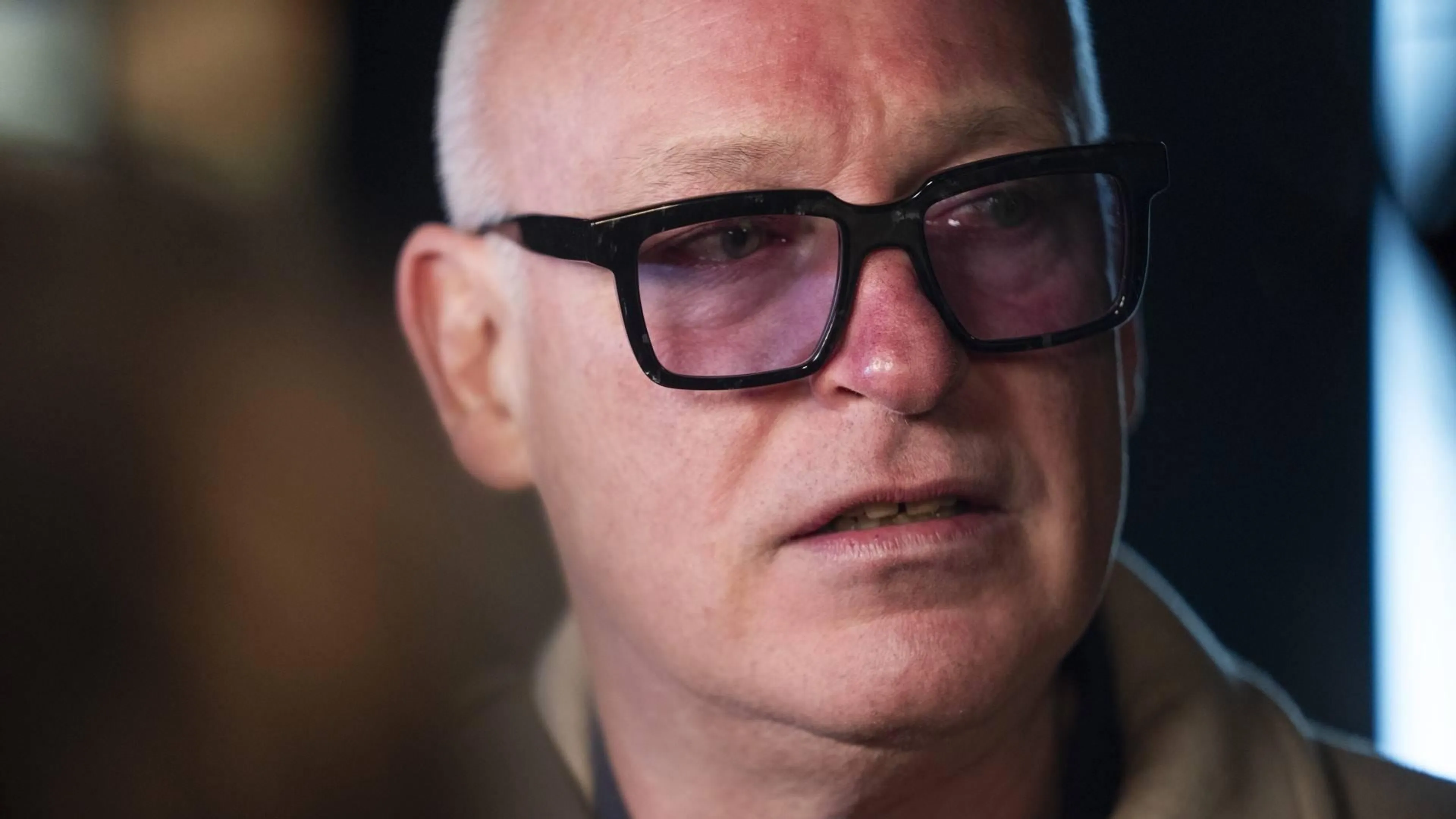 René van der Gijp ontdaan door het overlijden van Maarten Spanjer