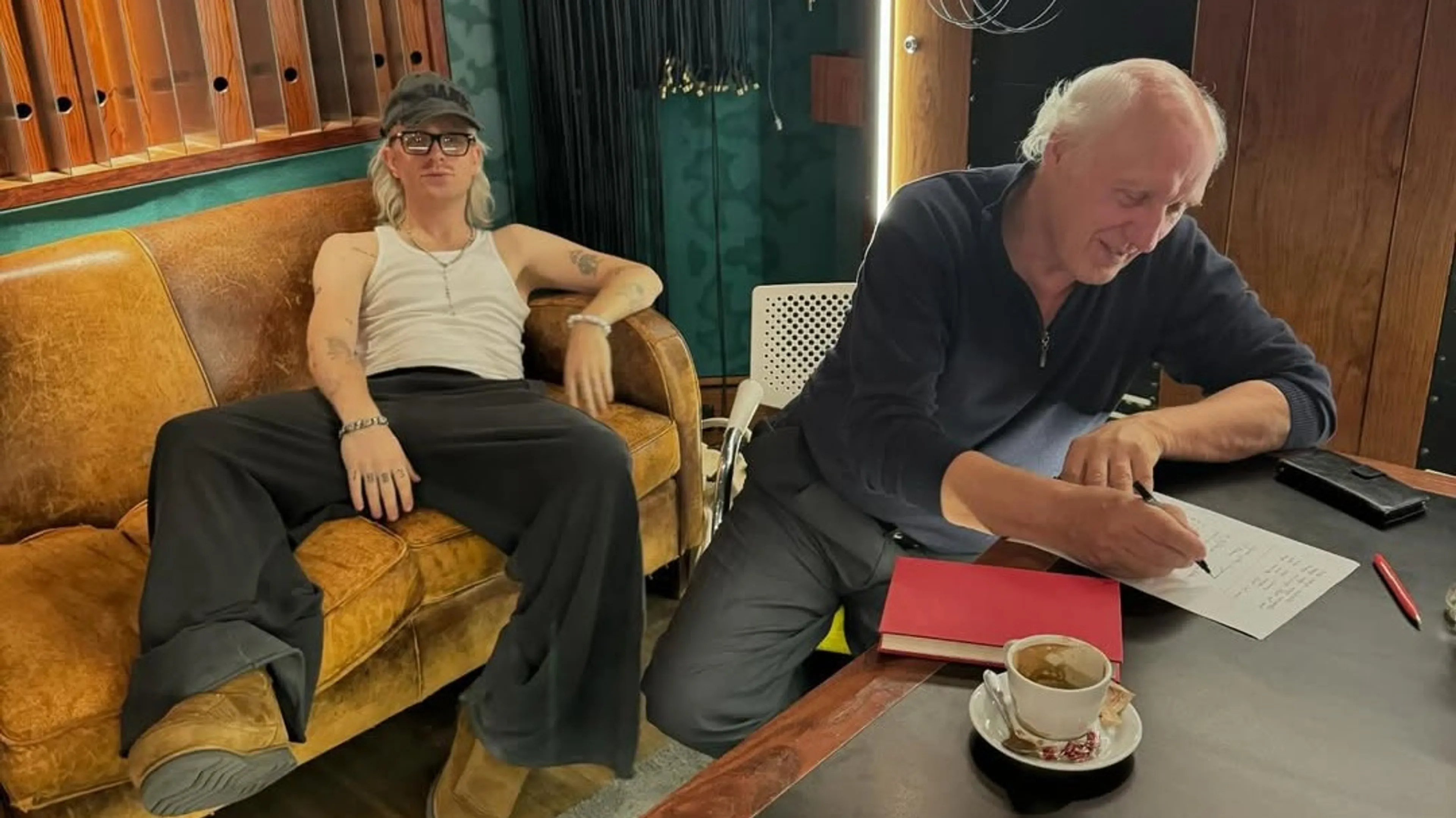 Joost Klein deelt iconische beelden met Herman van Veen