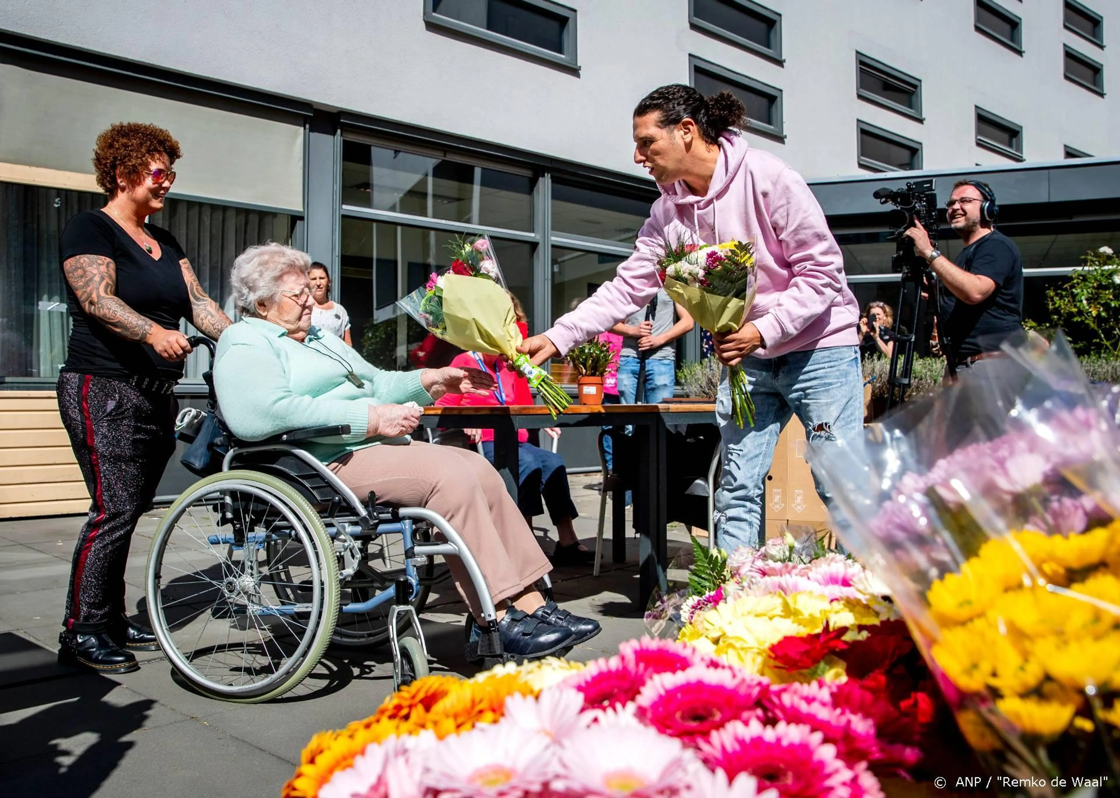 Ali B, Gerard Joling en Ronnie Flex zingen op stoep op Koningsdag