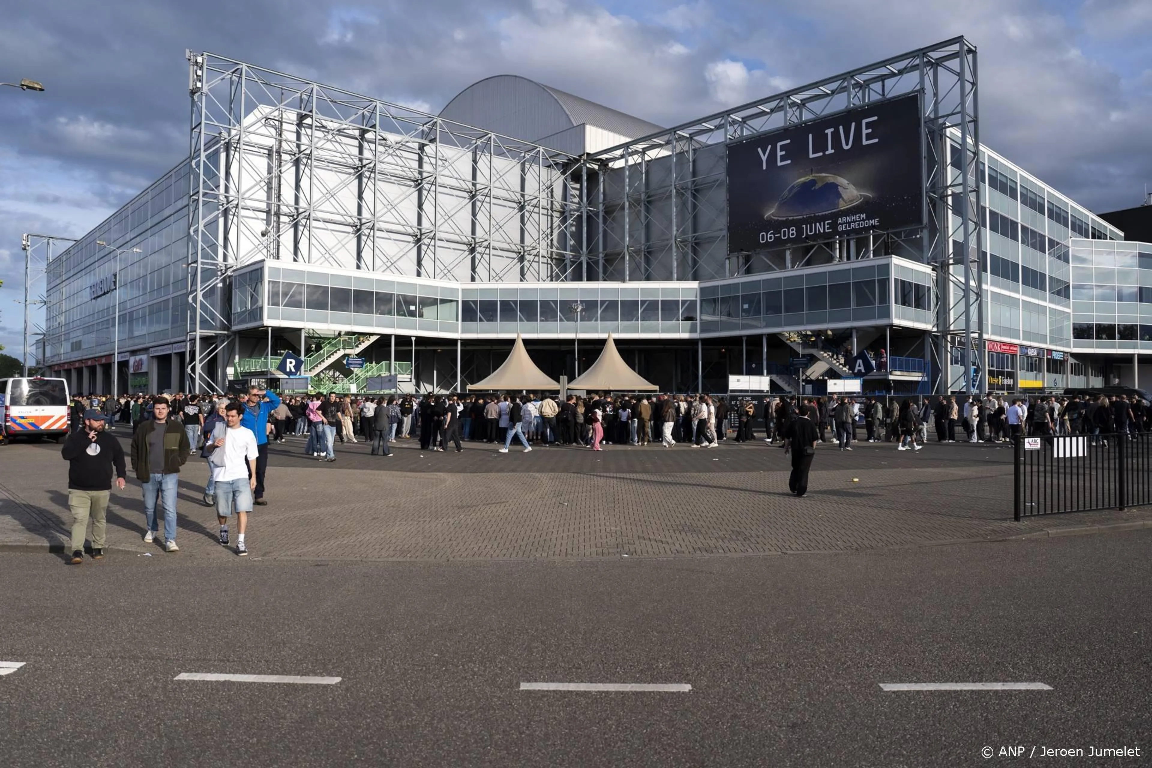 Twee mensen aangehouden bij optreden Ye in GelreDome