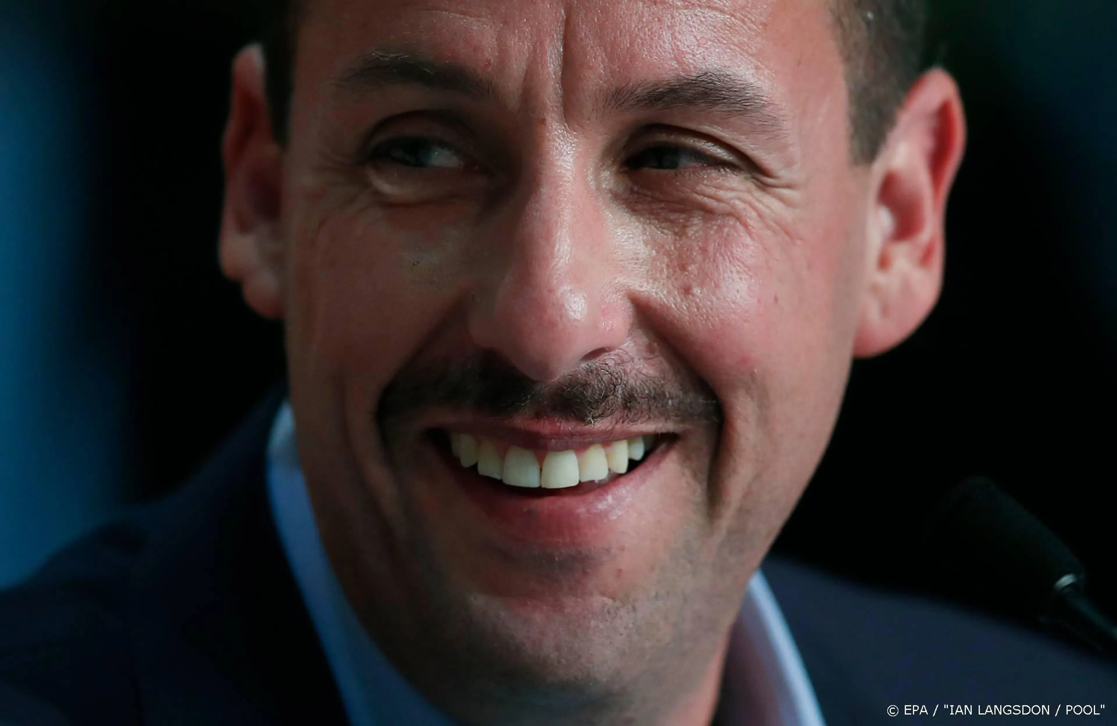 Howie Mandel en Adam Sandler halen geld op voor werkloze komieken