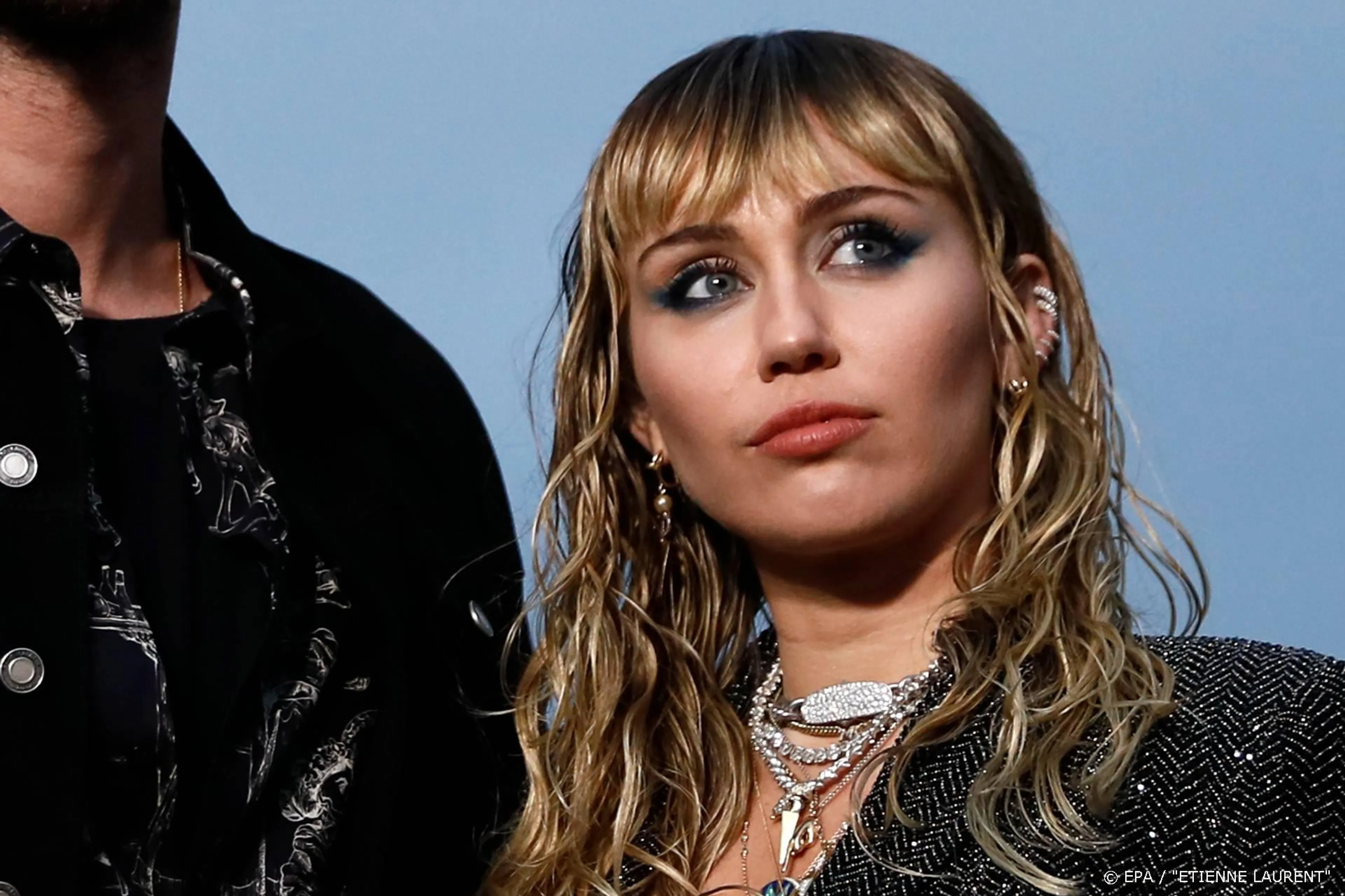 Miley Cyrus rouwt om overleden oma: ga je missen