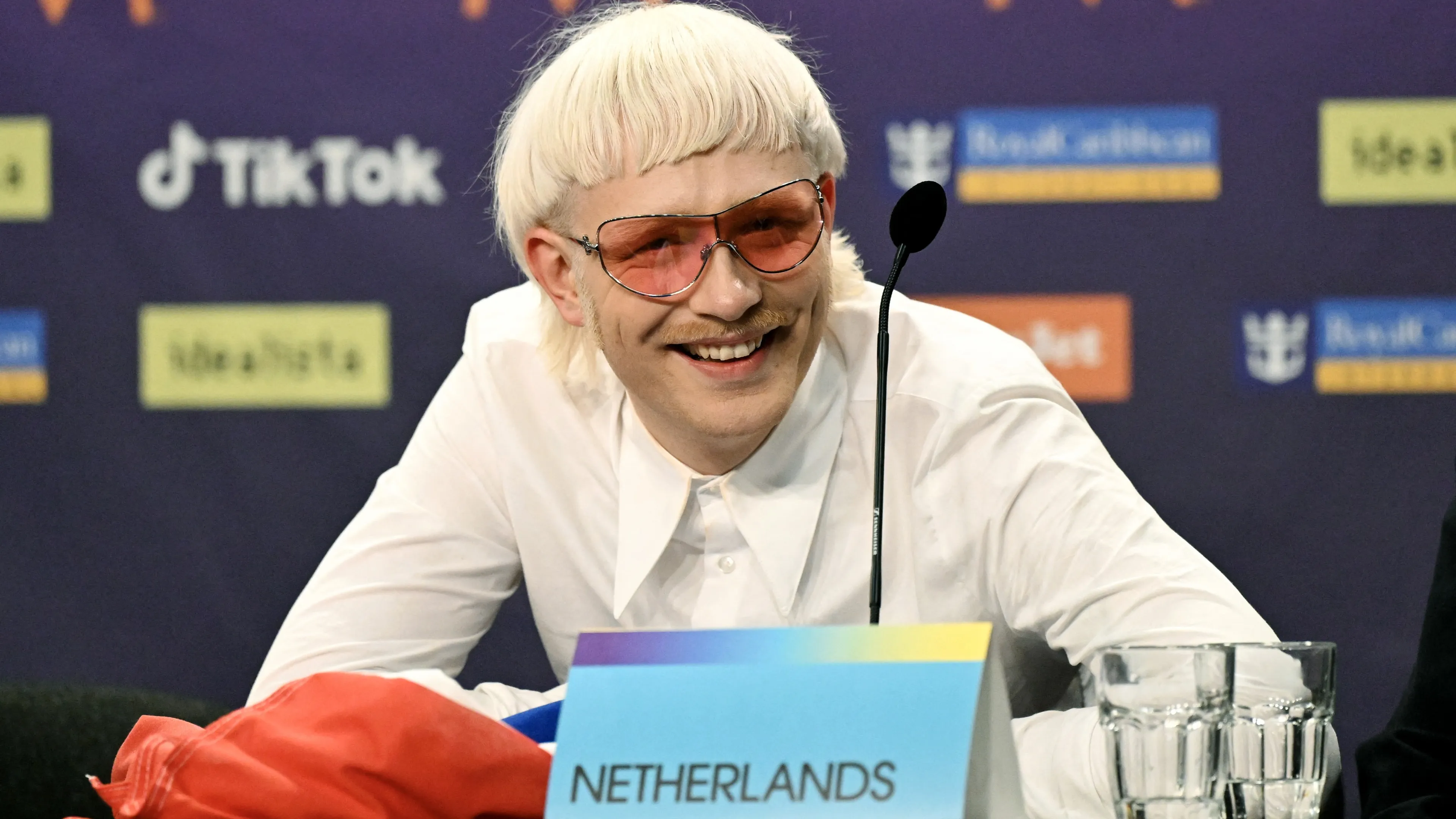 Wow! Joost Klein deelt (harige) nieuwe look met volgers