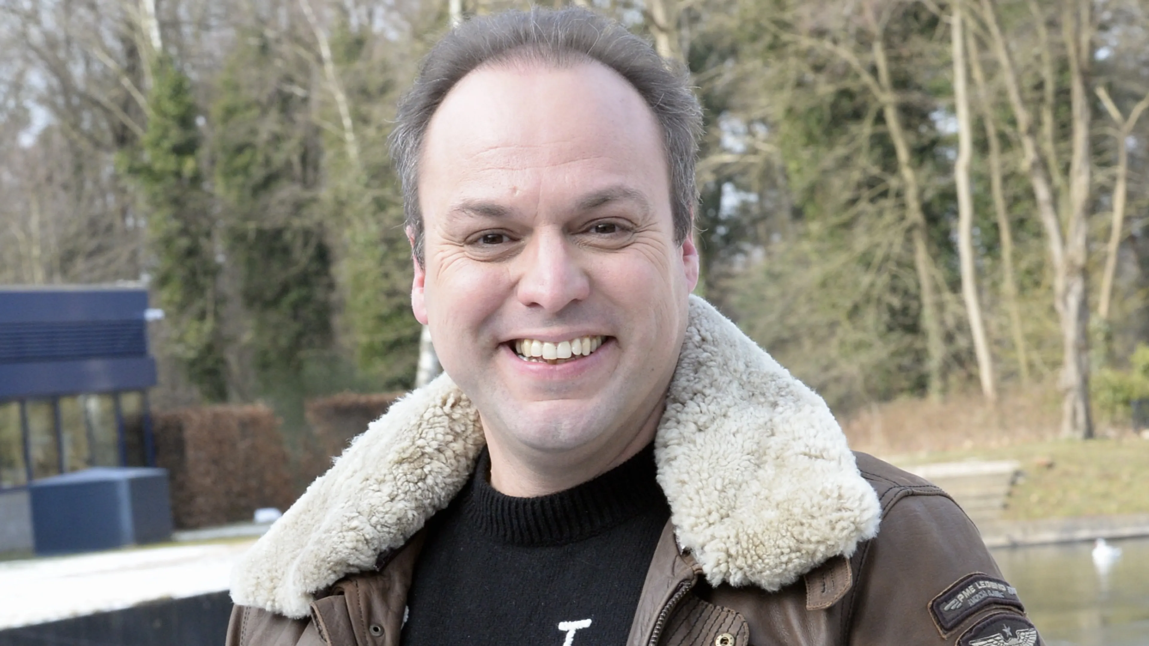 ZIEN: Fan knijpt in de billen van Frans Bauer
