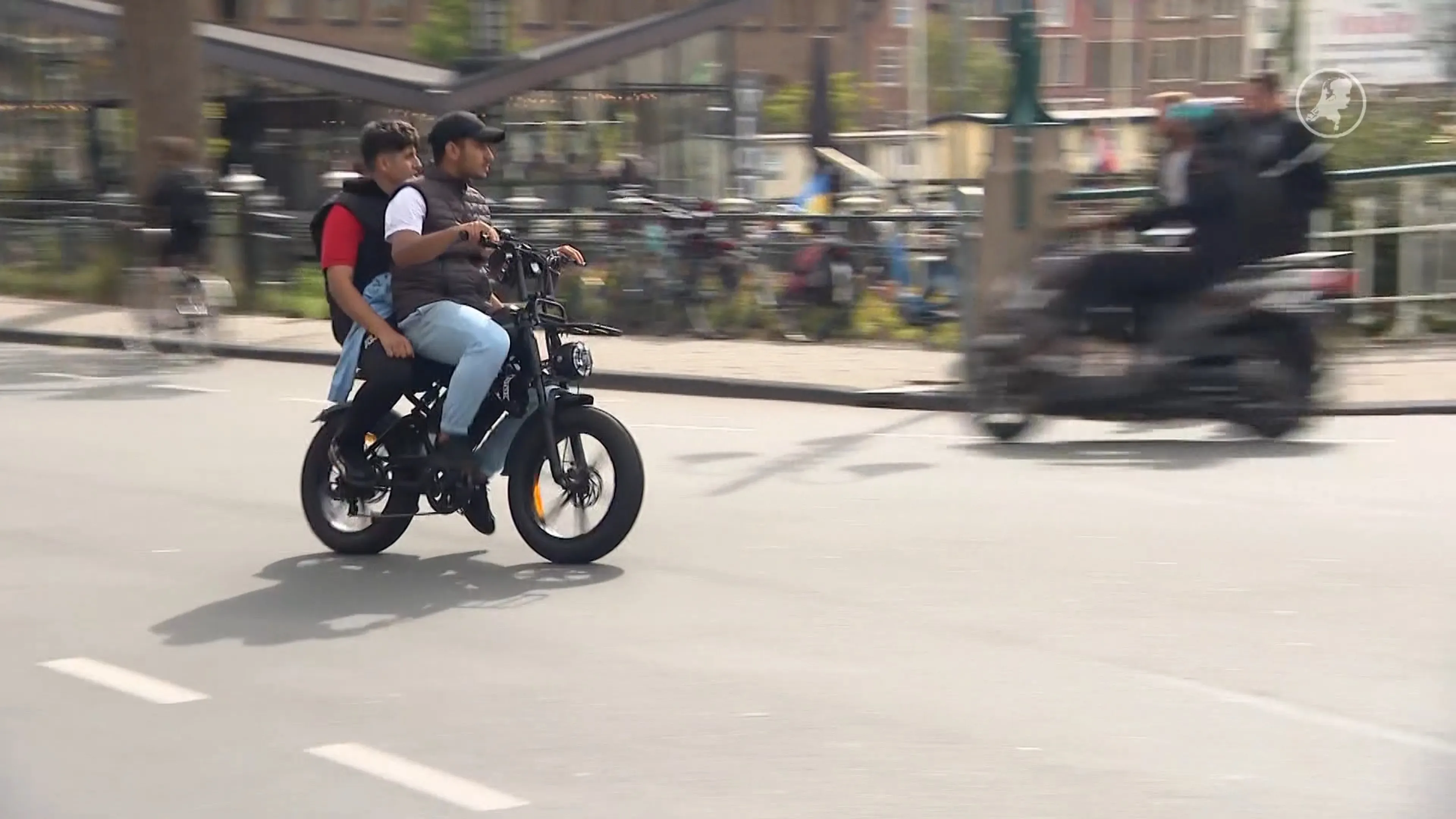 Kabinet wil helmplicht tot 18 jaar op alle elektrische fietsen, waaronder fatbikes (Hart van Nederland)