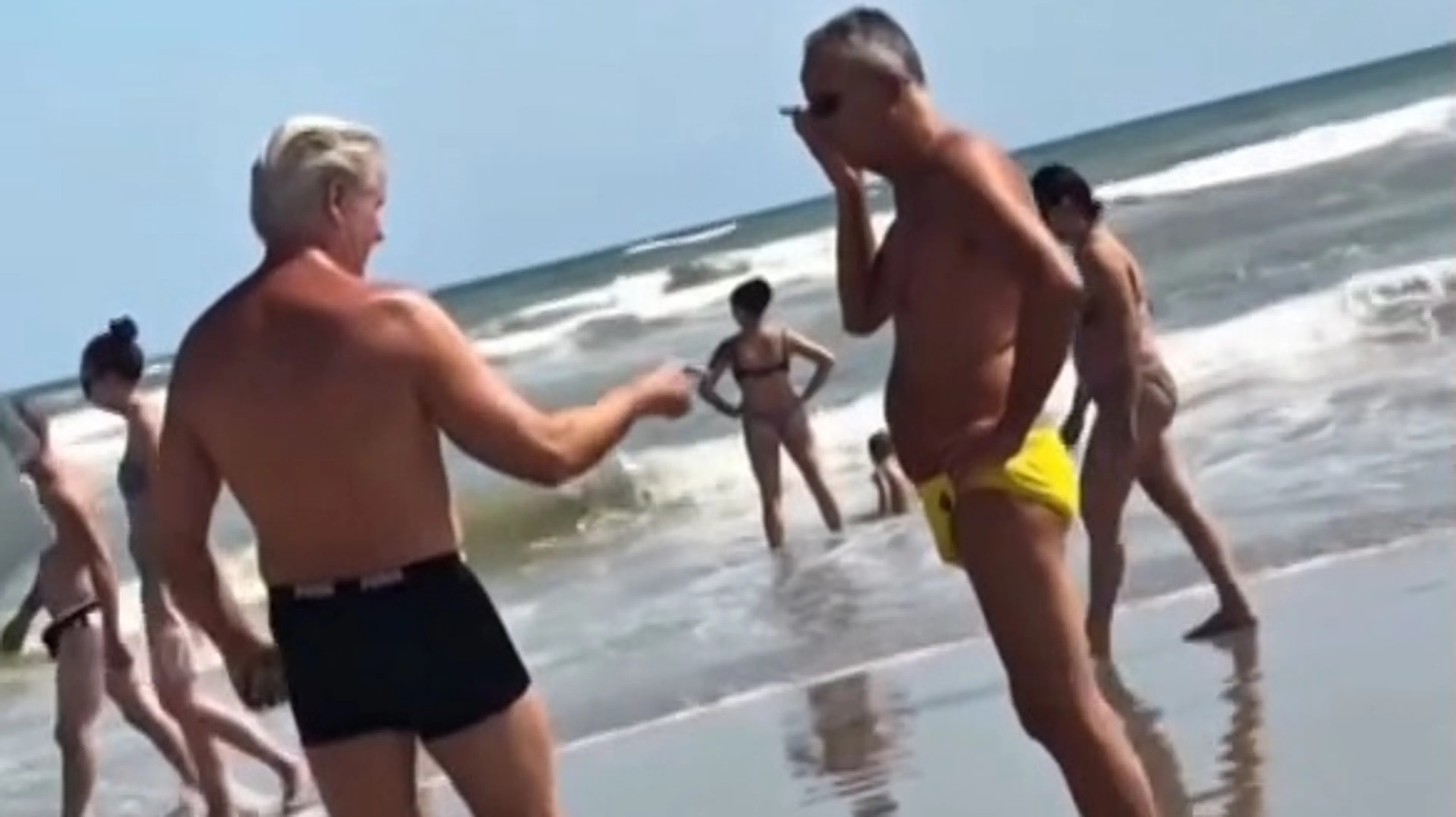Dries Roelvink confronteert concurrent met gele zwembroek