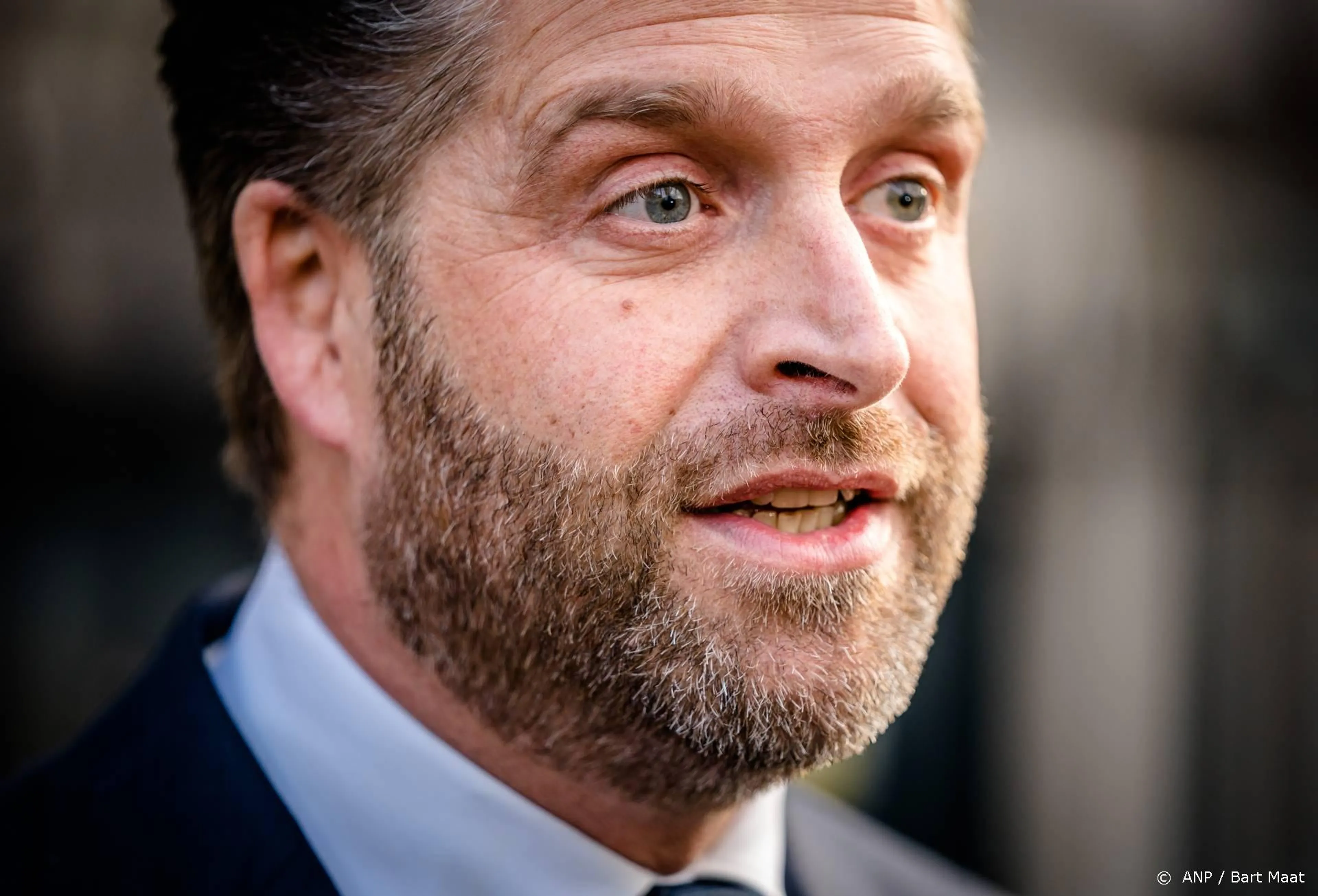 Ministers gebruiken 'gel en krultang' voor bordesfoto met koning