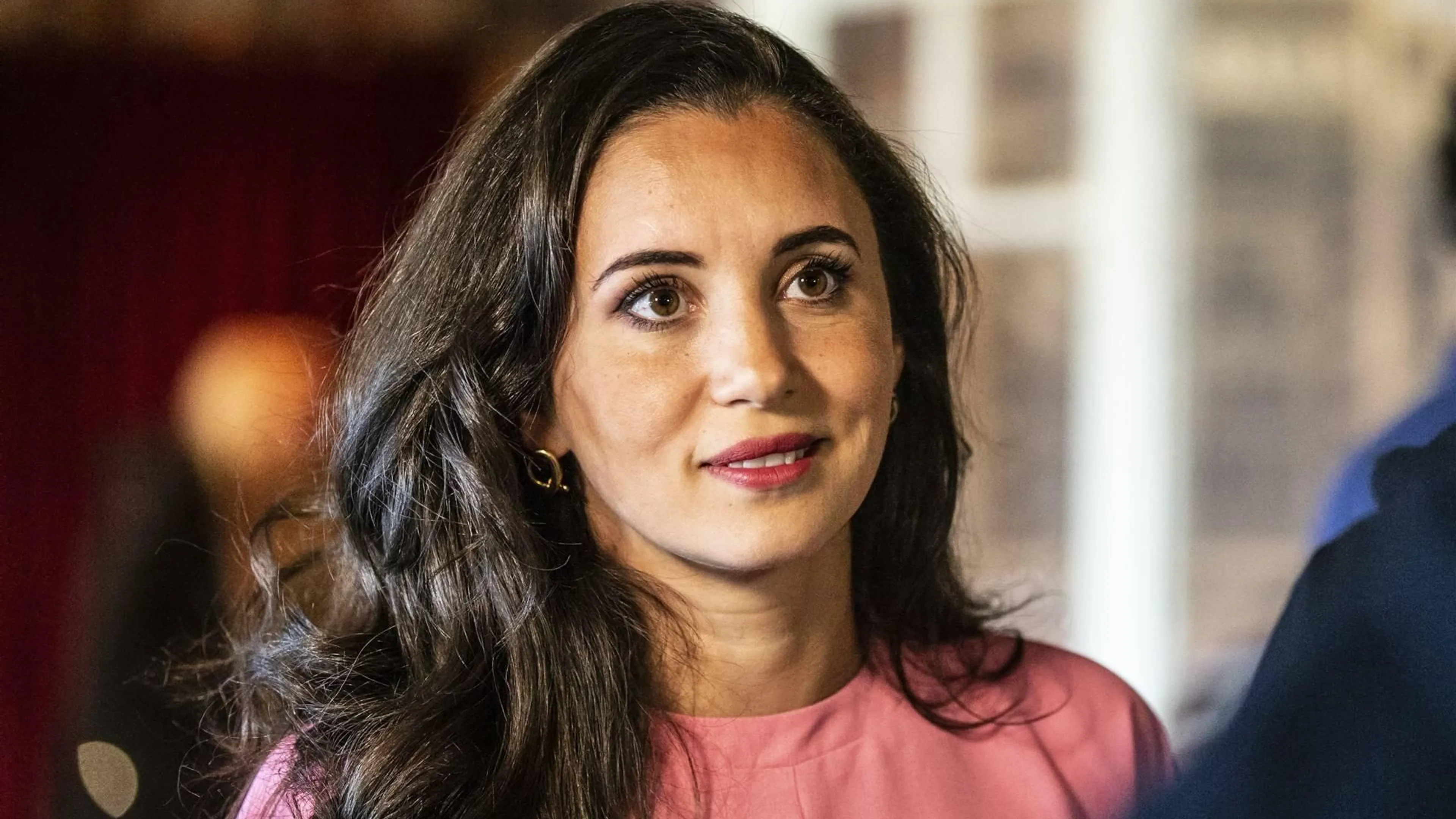 Zangeres Karsu krijgt amper contact met familie in Turkije: oma ligt onder het puin