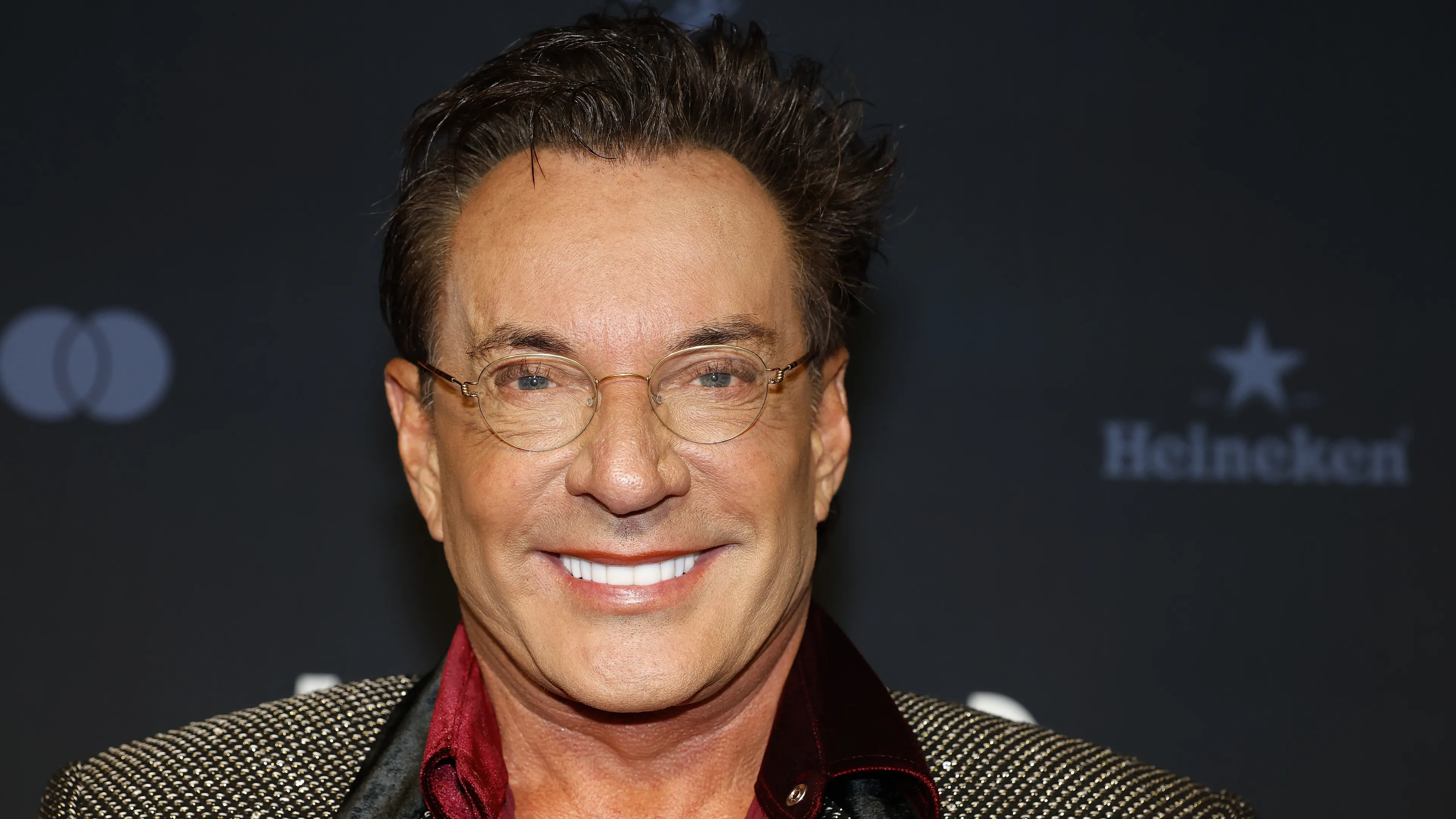 Gerard Joling en biergooier raken in opstootje verwikkeld op podium